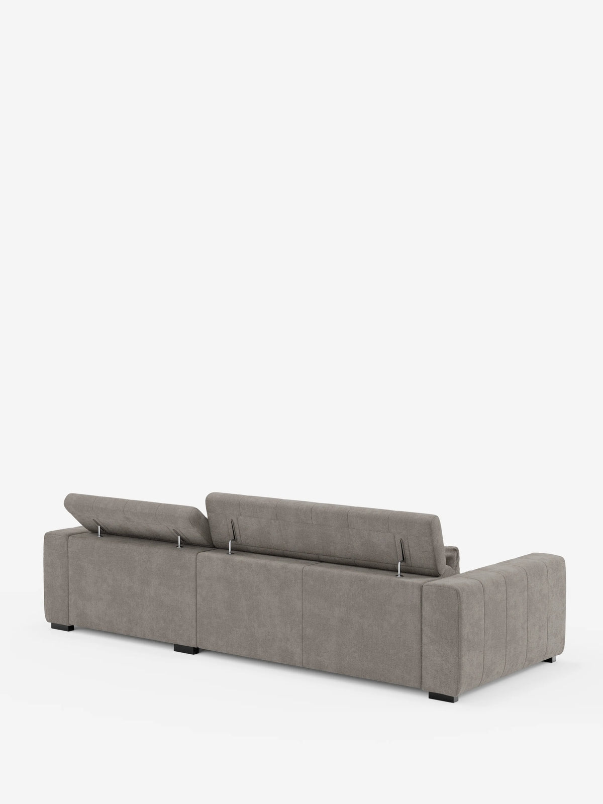 Un divano componibile Doric, o divano angolare con penisola, dal design elegante e contemporaneo, firmato Divani.Store, è raffigurato di spalle su uno sfondo bianco. Rivestito in tessuto T23 grigio chiaro smacchiabile, questo moderno divano presenta tre sedute reclinabili regolabili elettricamente con funzione relax, poggiatesta reclinabili, linee pulite, braccioli squadrati e piedini quadrati neri.