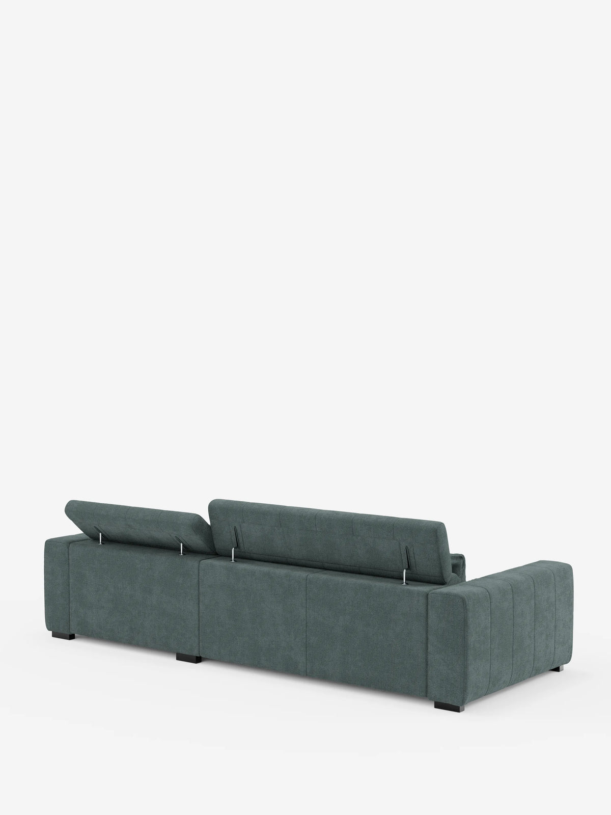 Un divano angolare contemporaneo in stile dorico, colore verde scuro, con penisola e sedute allungabili con funzione relax elettrica, firmato Divani.Store, visto dal lato posteriore sinistro. Questo moderno divano componibile è dotato di tre posti con morbidi cuscini e poggiatesta reclinabili in tessuto T23 di facile pulizia, che garantiscono un comfort personalizzabile. Sullo sfondo bianco a tinta unita, le linee pulite e minimaliste del design risaltano in modo evidente.