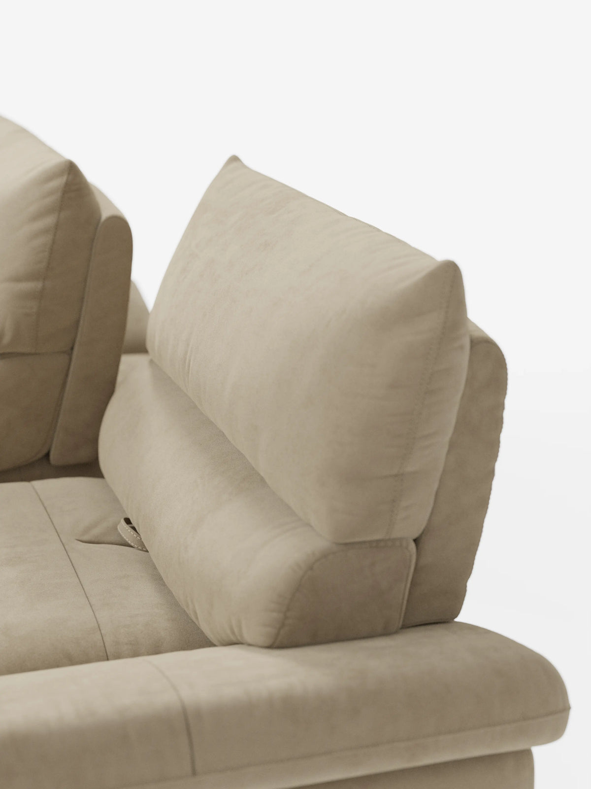 Un primo piano del divano Eclipse dal design moderno di Divani.Store, realizzato in elegante microfibra T11 resistente alle macchie, che mette in risalto i morbidi cuscini dello schienale e della seduta, la texture soffice simile alla pelle scamosciata e le cuciture meticolose. L’immagine mostra una vista angolare del divano componibile a 2 o 3 posti con dettagli puliti dell’imbottitura e gambe alte su uno sfondo bianco a tinta unita, che ne sottolinea lo stile contemporaneo.