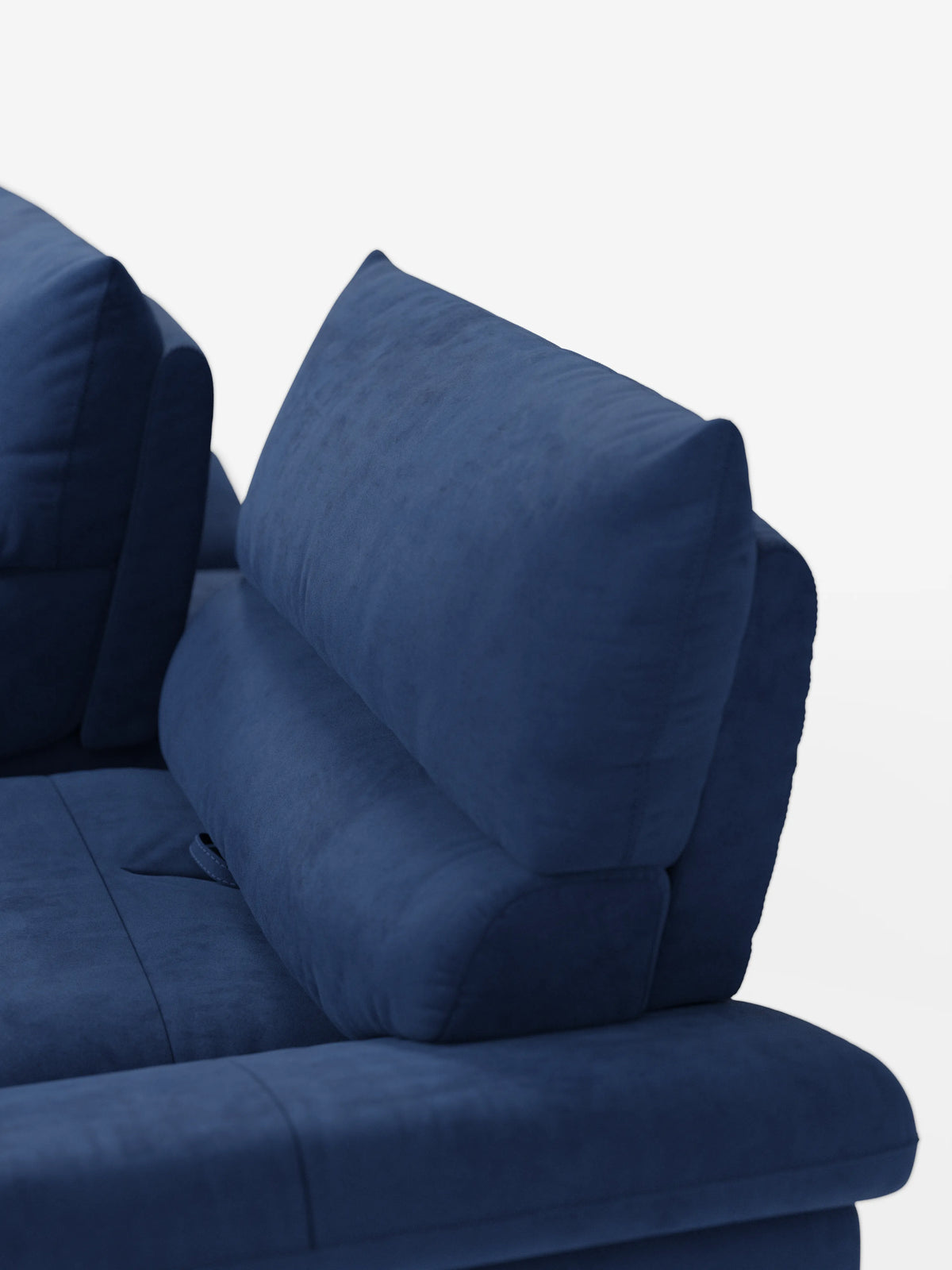 Un primo piano del divano Eclipse dal design moderno a 2 e 3 posti di Divani.Store, rivestito in elegante microfibra T11, facile da pulire. L'immagine mette in risalto i braccioli e la seduta imbottiti e spessi, insieme ai poggiatesta regolabili dotati di schienali traslanti per un comfort maggiore: il tutto caratterizzato da un aspetto morbido e materico. Le gambe alte e la silhouette contemporanea risaltano perfettamente nella vista laterale su uno sfondo bianco a tinta unita.