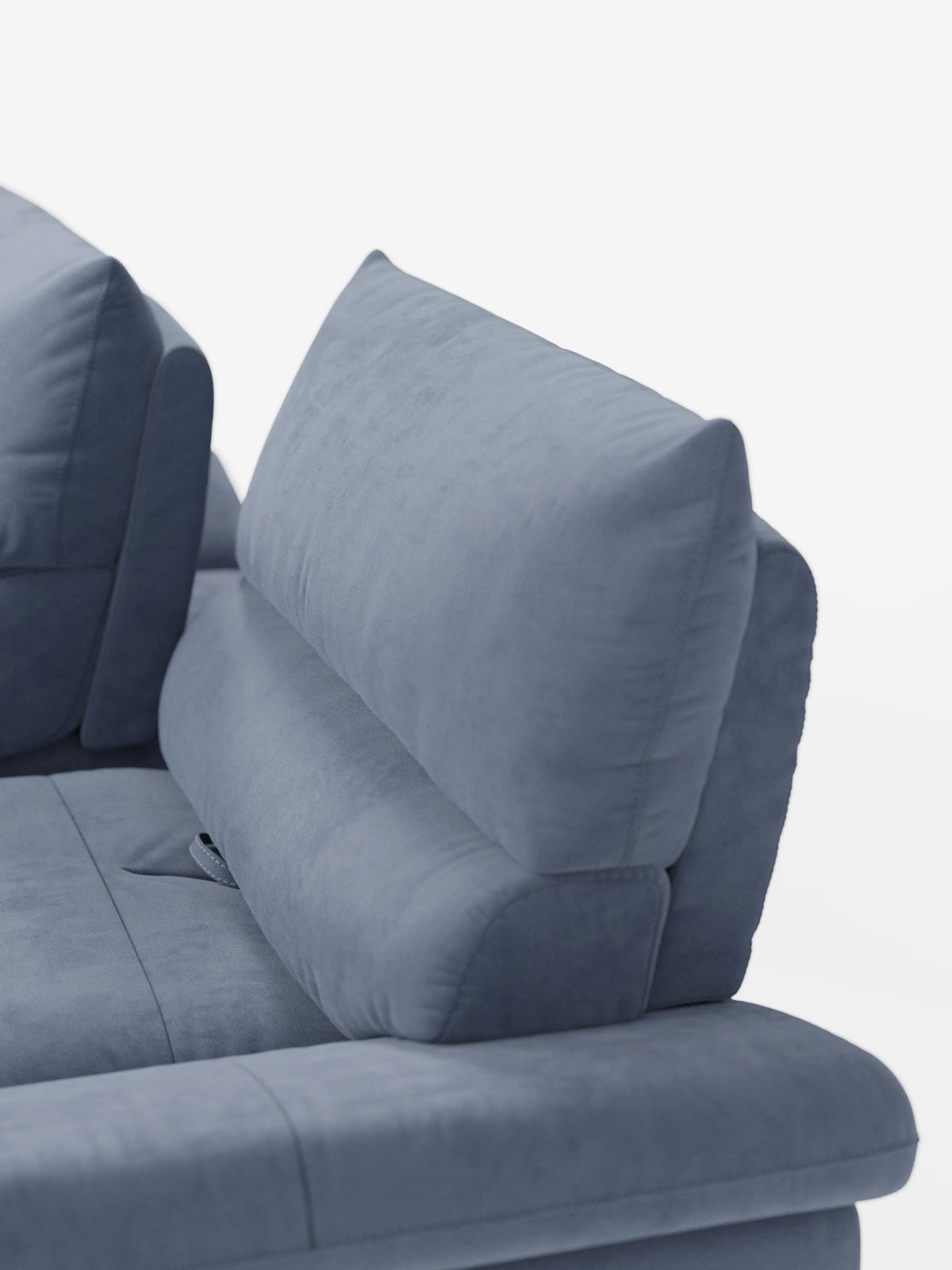 Un primo piano del divano Eclipse, dal design moderno, a 2 e 3 posti con schienali traslanti, firmato Divani.Store, ne rivela i morbidi cuscini, i poggiatesta regolabili e il rivestimento in microfibra T11, morbida e resistente alle macchie. Caratterizzato da innovativi schienali traslanti e da una seduta modulabile, questo divano contemporaneo — con gambe alte — risalta su uno sfondo bianco liscio, mettendo in risalto la sua texture liscia e il suo design moderno.