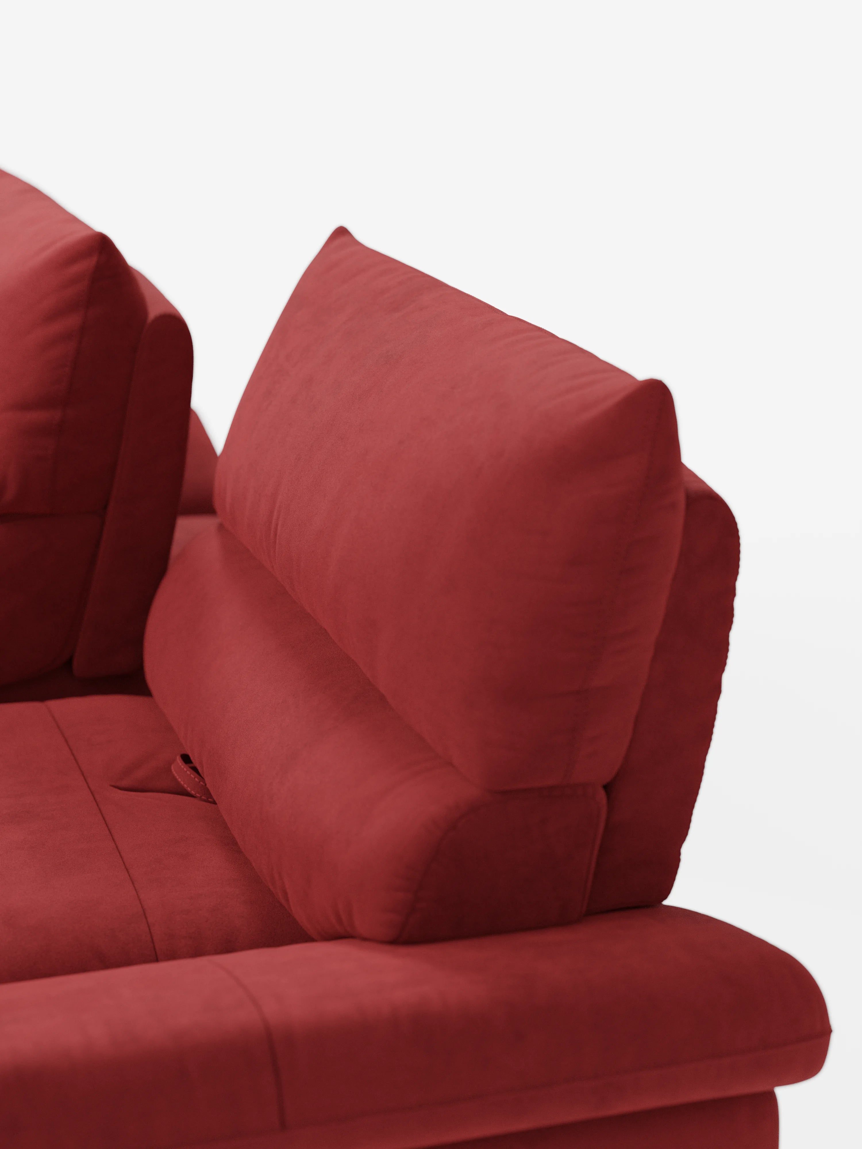 Un primo piano dell’Eclipse Divano, dal design moderno, a 2 e 3 posti con schienali traslanti, di Divani.Store, rivestito in rosso e dotato di morbidi cuscini con schienali regolabili. La morbida ed elegante microfibra T11 resistente alle macchie esalta il suo design minimalista dalle linee pulite, mentre gli eleganti piedini alti in metallo aggiungono un tocco di modernità, il tutto su uno sfondo bianco a tinta unita.