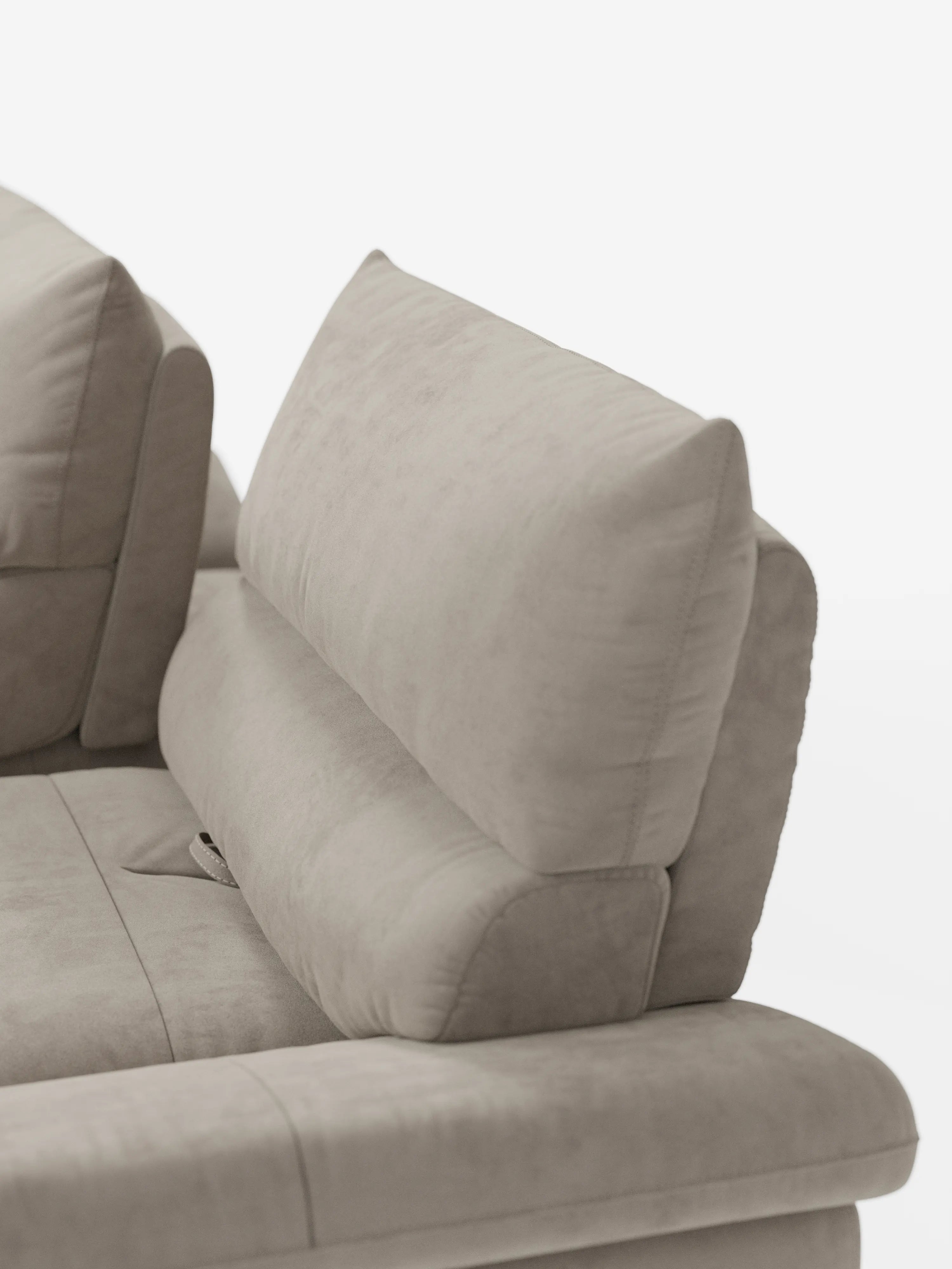 Un primo piano del divano Eclipse dal design moderno a 2 e 3 posti con schienali traslanti di Divani.Store mette in risalto i suoi morbidi cuscini rettangolari dello schienale, rivestiti in elegante microfibra smacchiabile T11, resistente alle macchie e dalla morbida consistenza simile alla pelle scamosciata. La foto mette in risalto gli innovativi schienali traslanti del divano e le sue linee orizzontali slanciate, impreziosite da gambe alte e incorniciate da uno sfondo bianco a tinta unita.