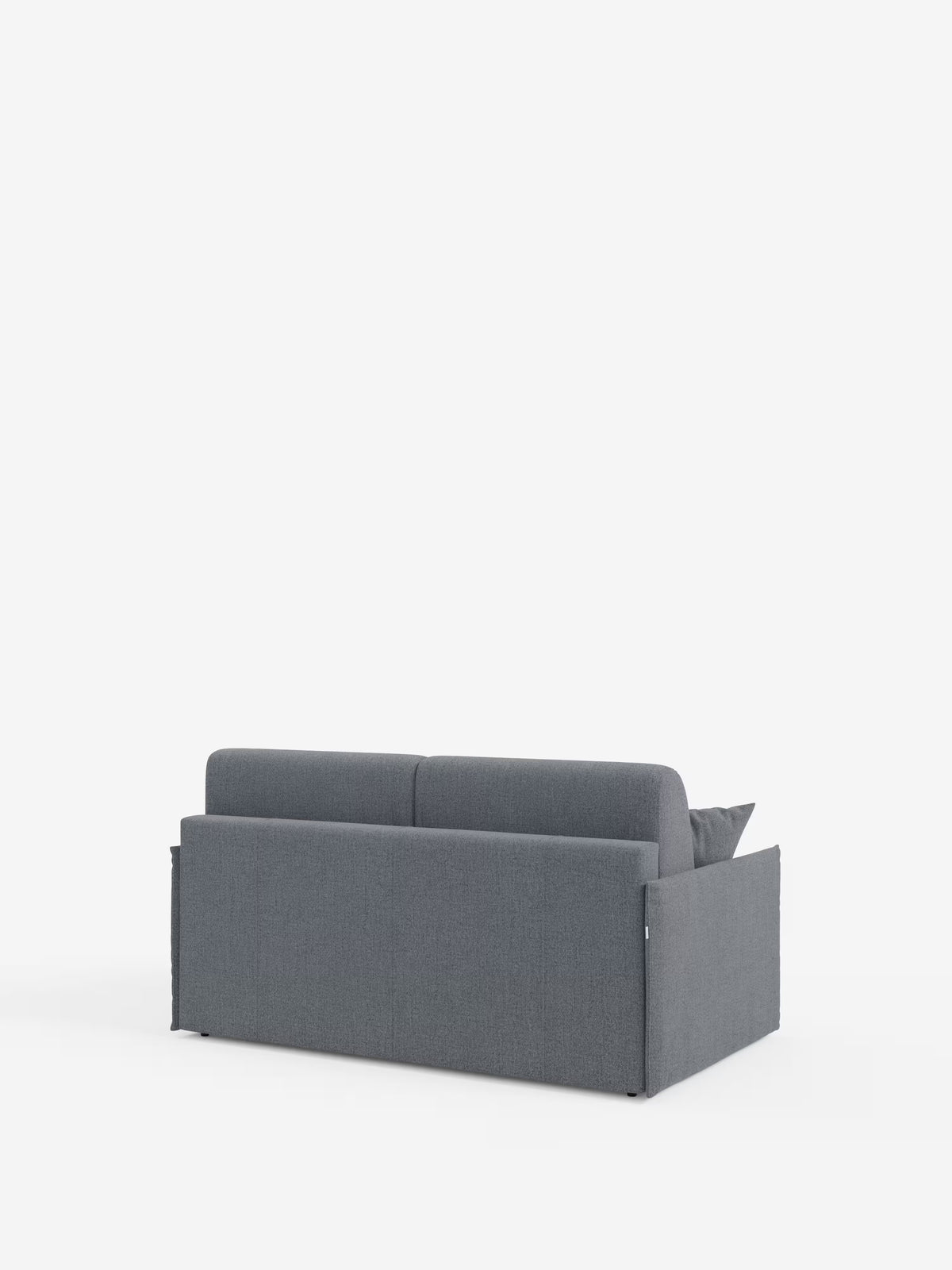 Il divano letto matrimoniale sfoderabile Evans di Divani.Store è ripreso da dietro su uno sfondo bianco a tinta unita. Caratterizzato da una silhouette squadrata, due grandi cuscini dello schienale, braccioli dritti e un design minimalista, questo divano letto compatto ottimizza lo spazio negli interni contemporanei. Rivestito in tessuto T23 facile da pulire e dotato di un pratico vano porta-cuscini, sul lato destro del divano è visibile un cuscino.