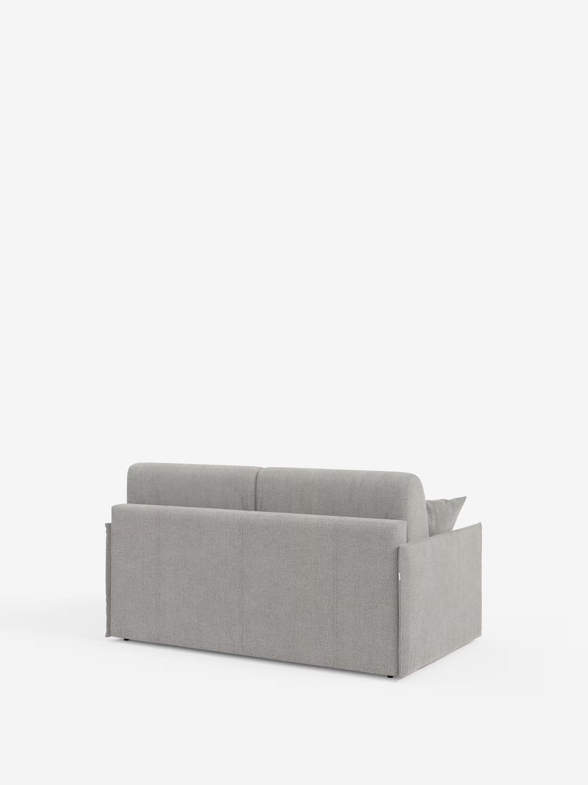 Il divano letto matrimoniale sfoderabile Evans di Divani.Store, caratterizzato da un design compatto e da un tessuto T23 antimacchia con vano cuscini integrato, è ripreso in una foto angolare dal retro. In stile minimalista, il divano grigio chiaro presenta braccioli dritti, uno schienale basso e gambe in metallo, il tutto su uno sfondo bianco a tinta unita. Sul lato destro si intravede un unico cuscino.