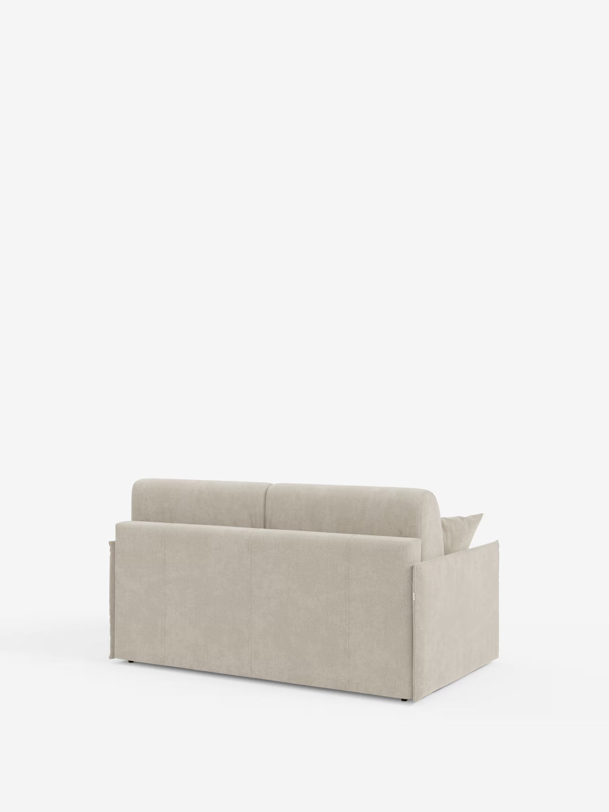 Il divano letto matrimoniale sfoderabile Evans di Divani.Store, in tessuto beige, caratterizzato da un design compatto e da un vano porta-cuscini integrato, realizzato in tessuto T23 facile da pulire, è visto da dietro. Il divano presenta linee pulite, un design minimalista, uno schienale dritto, cuscini di seduta e braccioli leggermente sporgenti. Lo sfondo è bianco a tinta unita.