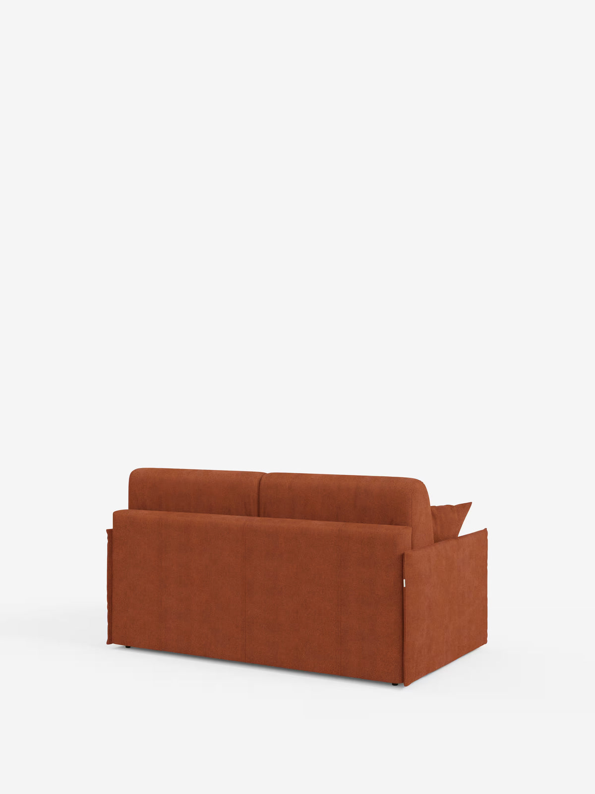Al centro di uno sfondo bianco a tinta unita si trova il divano letto matrimoniale sfoderabile Evans di Divani.Store, ripreso di retro. Questo divano moderno, color ruggine, presenta un design lineare e rettangolare con braccioli bassi e due cuscini dello schienale. Questo mobile compatto è rivestito in tessuto T23 di facile pulizia, con una finitura morbida e testurizzata, e presenta gambe discrete, oltre a un vano portaoggetti nascosto per i cuscini.