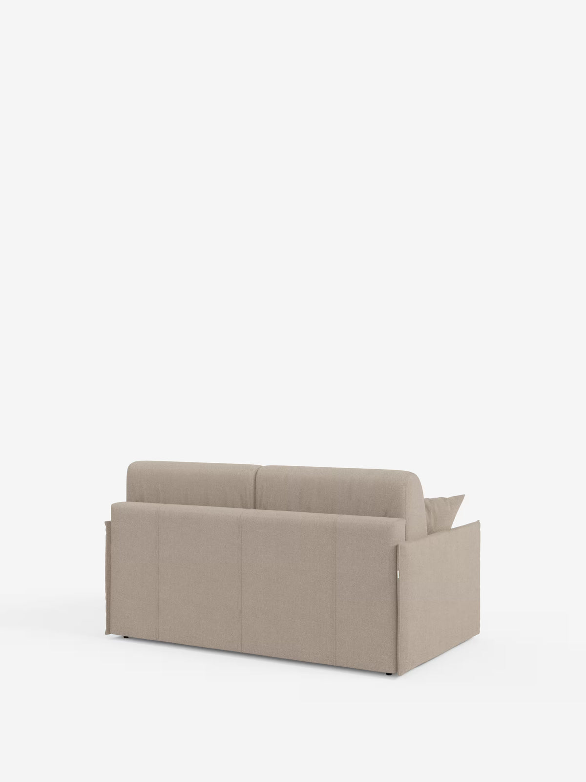 Il divano letto matrimoniale sfoderabile Evans di Divani.Store è ripreso di retro su uno sfondo bianco a tinta unita. Questo divano compatto e moderno, di colore beige, presenta due cuscini di seduta, uno schienale basso e un cuscino visibile sul lato destro. Progettato come un pratico divano salvaspazio dalle linee pulite, vanta una base che arriva fino al pavimento e include un comodo vano portaoggetti per i cuscini. Rivestito in tessuto T23 facile da pulire.