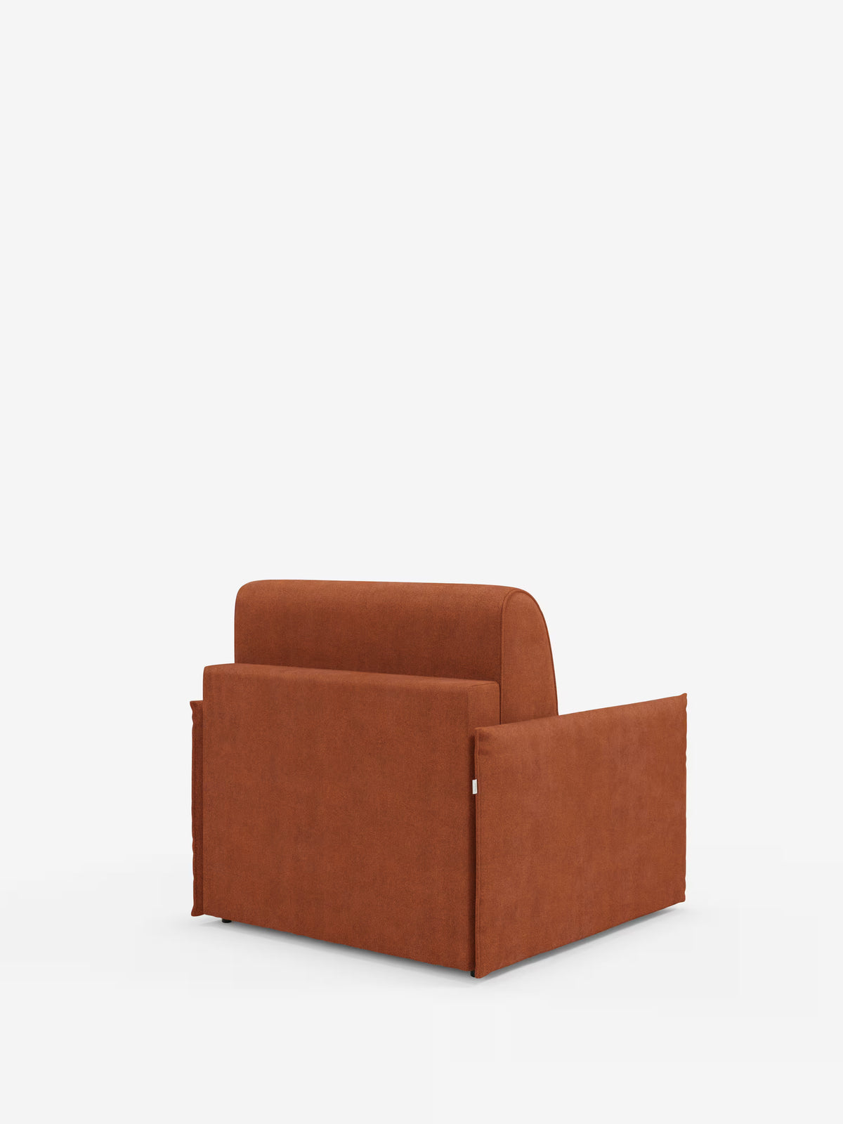 La poltrona letto compatta Evans con materasso di Divani.Store, qui raffigurata in tessuto T23 color ruggine e resistente alle macchie, presenta braccioli squadrati e uno schienale basso dalle linee semplici e moderne. Fotografata di spalle e leggermente inclinata verso destra su uno sfondo bianco a tinta unita, questa poltrona letto compatta presenta un rivestimento dalla trama morbida: una soluzione salvaspazio versatile, ideale per gli spazi abitativi contemporanei.