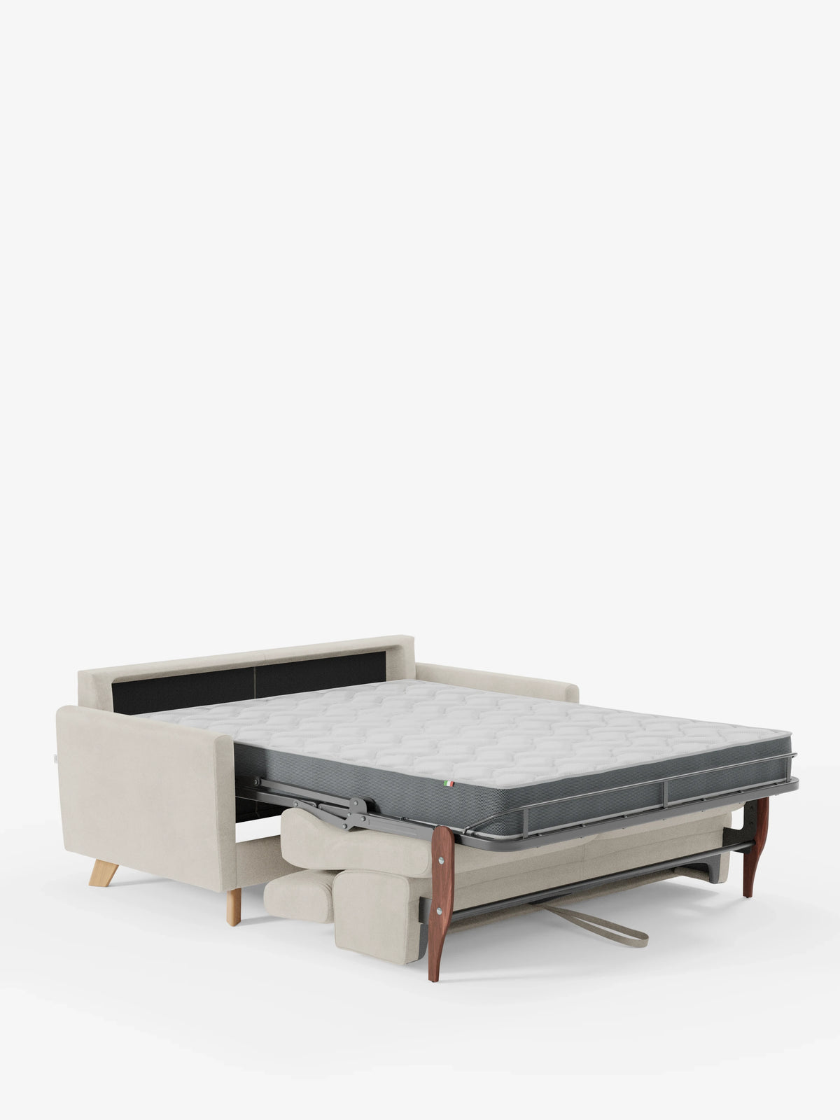 Un divano letto Francy color beige chiaro con poggiatesta regolabili di Divani.Store, caratterizzato da gambe in legno, viene aperto per mettere in risalto il materasso grigio con superficie trapuntata che si estende dal divano. Lo sfondo è bianco a tinta unita.
