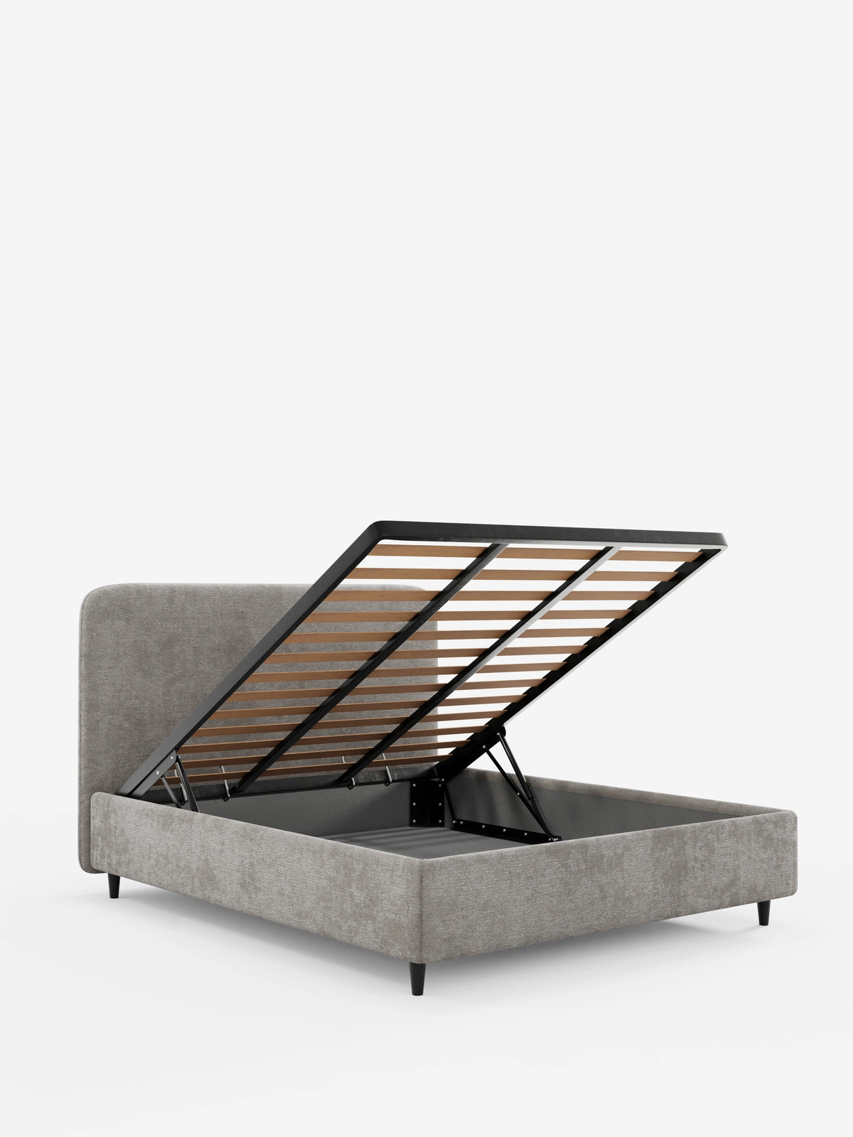 Un letto KAELOS minimal imbottito di colore grigio - con vano contenitore, piedini alti e testiera arrotondata in tessuto ciniglia - si staglia su uno sfondo bianco, con la rete a doghe sollevata per rivelare un ampio vano contenitore.