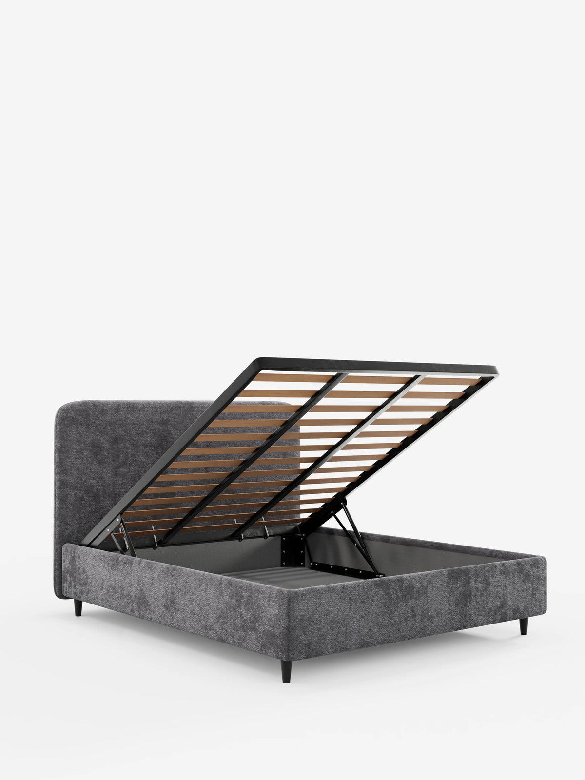 Un letto KAELOS grigio, in stile minimal, imbottito - con vano contenitore, gambe alte e testiera arrotondata in tessuto ciniglia; la testiera arrotondata poggia su gambe corte e scure, mentre la base a doghe in legno è sollevata per rivelare un vano contenitore vuoto.