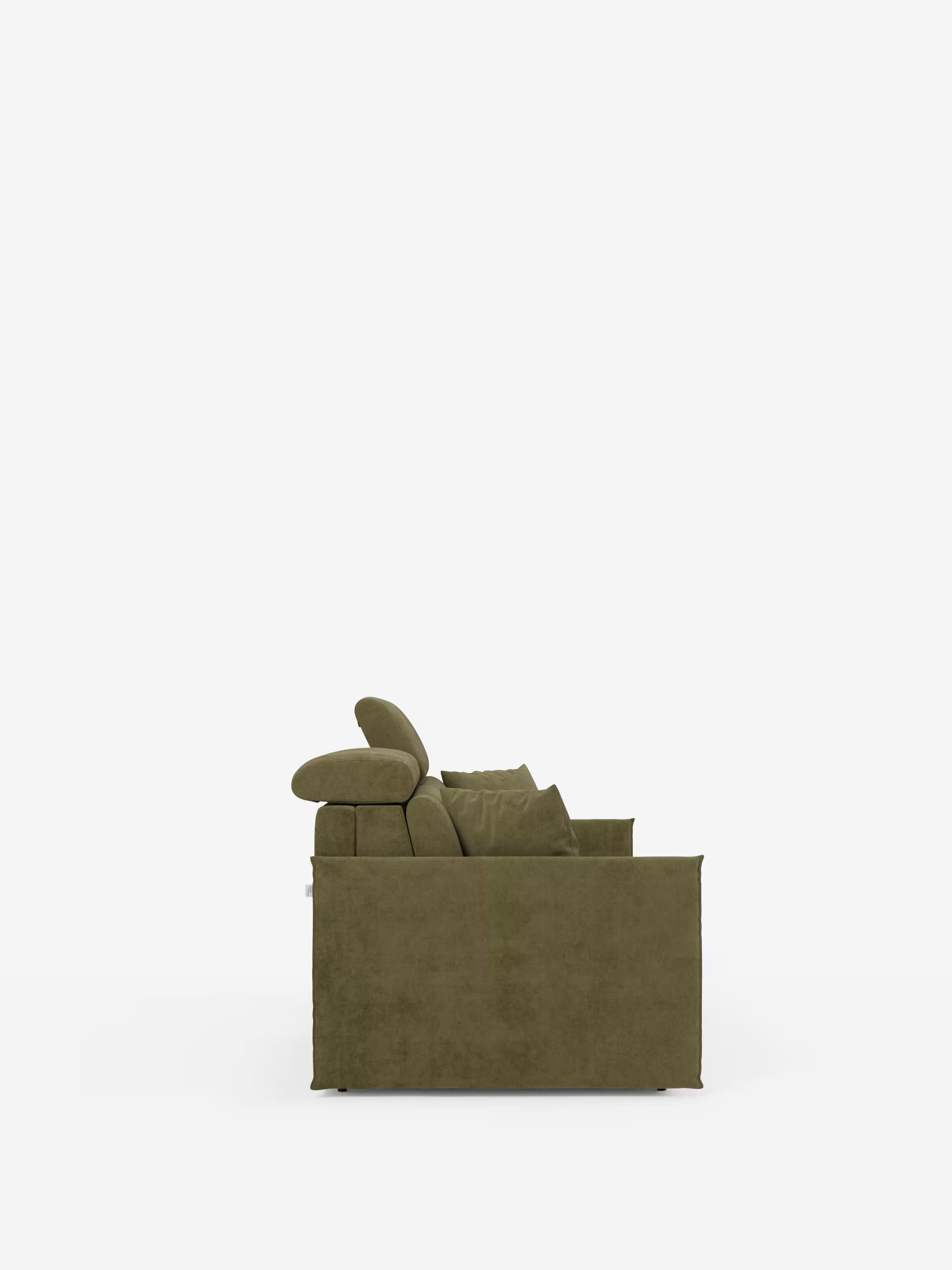 Una vista laterale del divano letto Miryam con poggiatesta reclinabili e comfort maxi di Divani.Store, nella tonalità verde oliva, ne mette in risalto il design compatto e moderno, con poggiatesta e cuscini laterali regolabili, rivestiti in morbido tessuto T31 resistente alle macchie. Ispirata a uno stile minimal contemporaneo, la poltrona presenta una silhouette slanciata e squadrata e trasmette un comfort avvolgente sullo sfondo bianco a tinta unita.