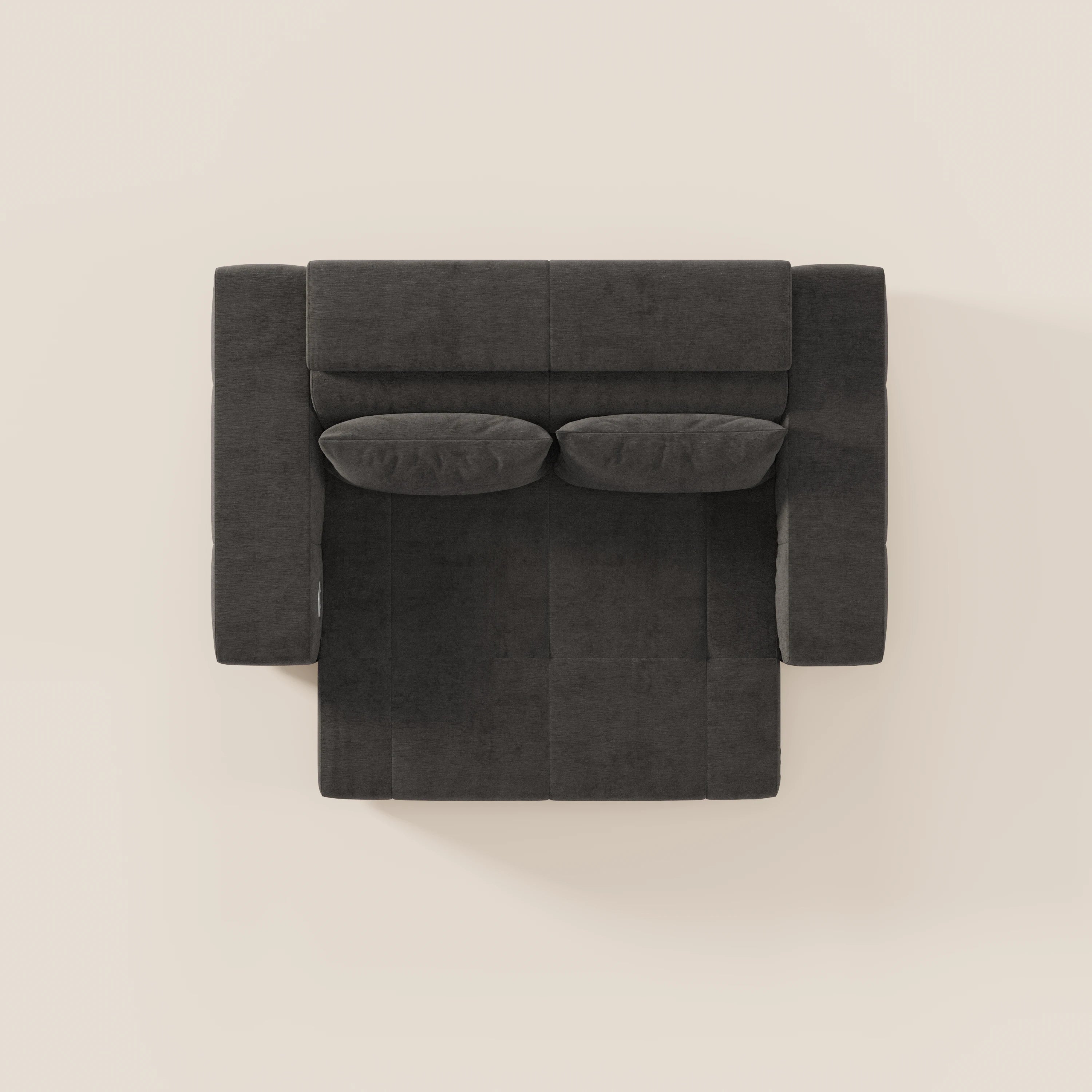 Vista dall'alto del Monarch Divano con Relax Elettrico di Divani.Store in tessuto grigio scuro, caratterizzato da ampi braccioli, due cuscini per la seduta e lo schienale e due cuscini cilindrici su uno sfondo beige chiaro.