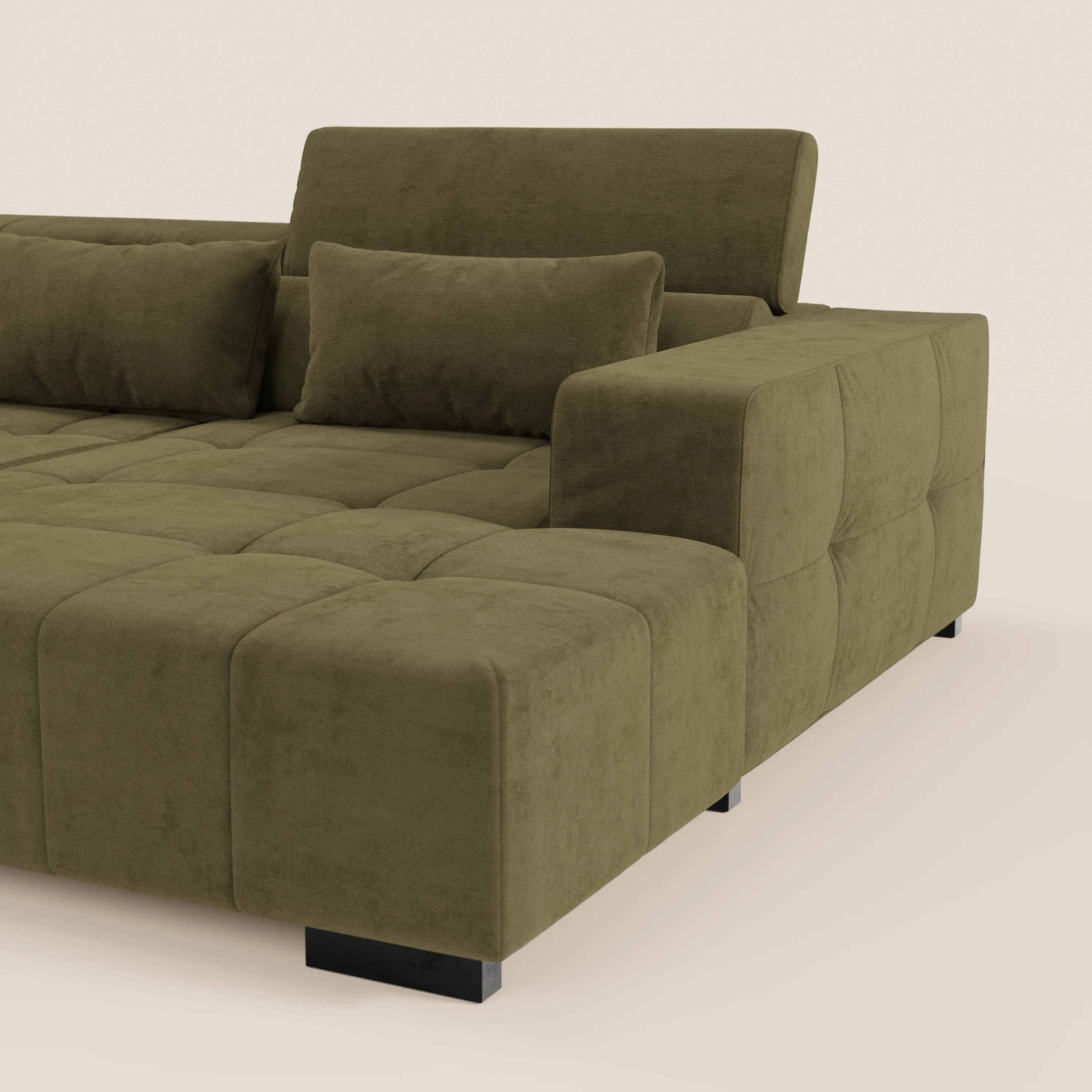 Il divano componibile Monarch di Divani.Store è caratterizzato da un morbido tessuto verde oliva antimacchia, cuscini quadrati con inserti, poggiatesta reclinabile, ampi braccioli imbottiti, gambe nere, chaise lounge con reclinazione elettrica e cuscino rettangolare coordinato.