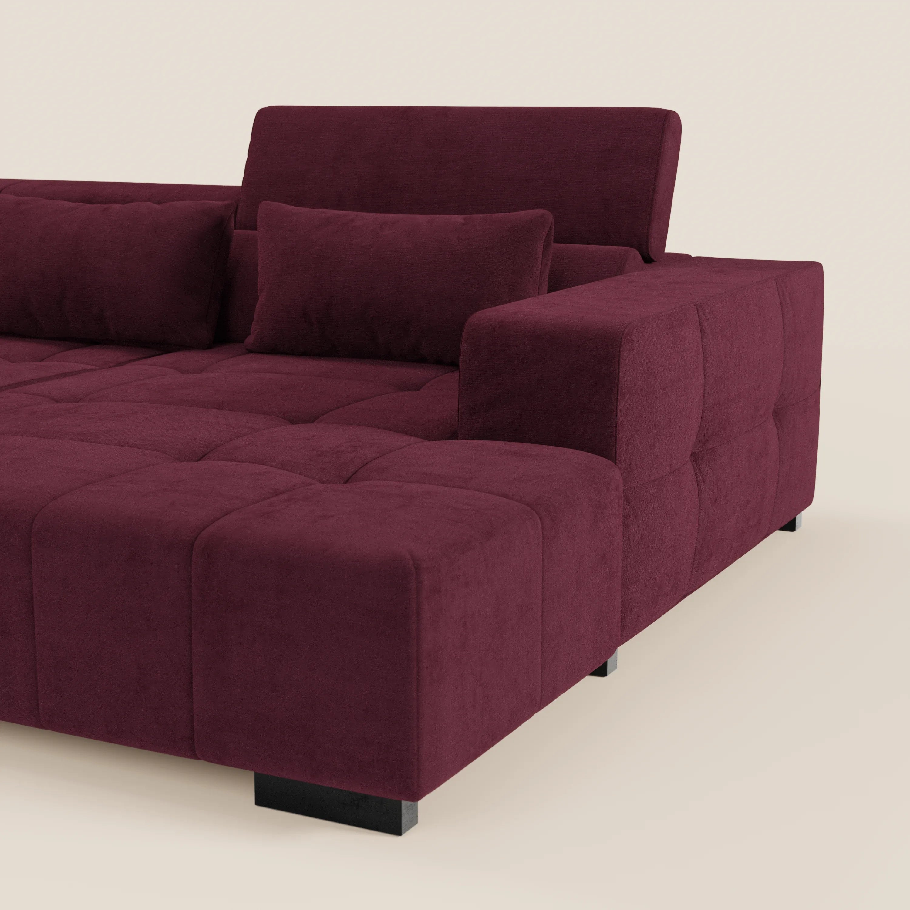 Il Monarch Divano angolare con penisola e Relax Elettrico di Divani.Store è caratterizzato da un morbido e smacchiabile tessuto T31 bordeaux, gambe corte nere, ampi braccioli, seduta con inserti, poggiatesta reclinabili e cuscino rettangolare coordinato. Sfondo: bianco sporco.