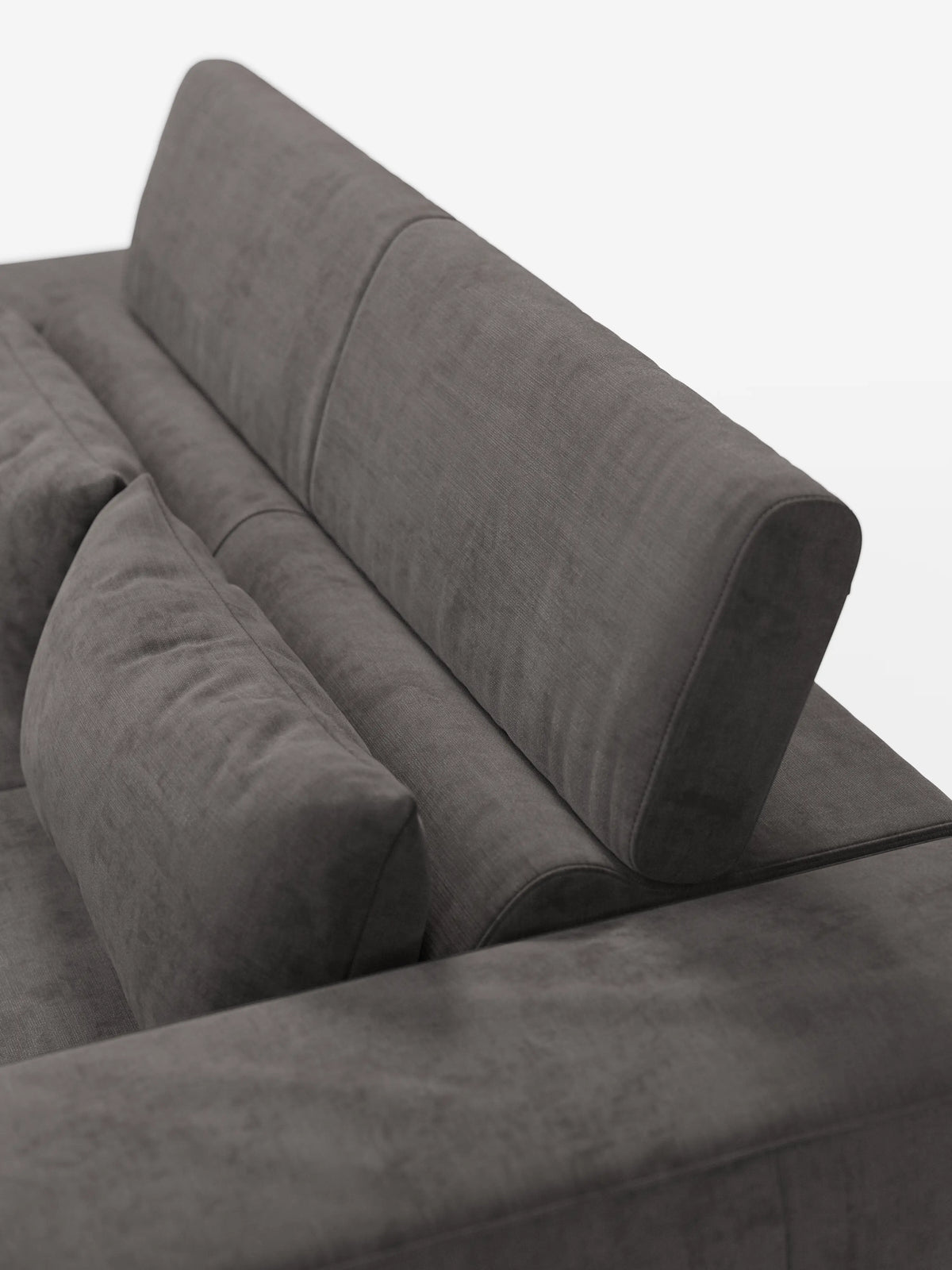 Primo piano del divano Monarch con funzione relax elettrica di Divani.Store, realizzato in morbido tessuto T31 grigio scuro resistente alle macchie, caratterizzato da cuscini soffici, schienale inclinato e un cuscino lombare aggiuntivo. Il rivestimento liscio e il design minimalista risaltano su uno sfondo bianco uniforme, con solo una parte del divano visibile.