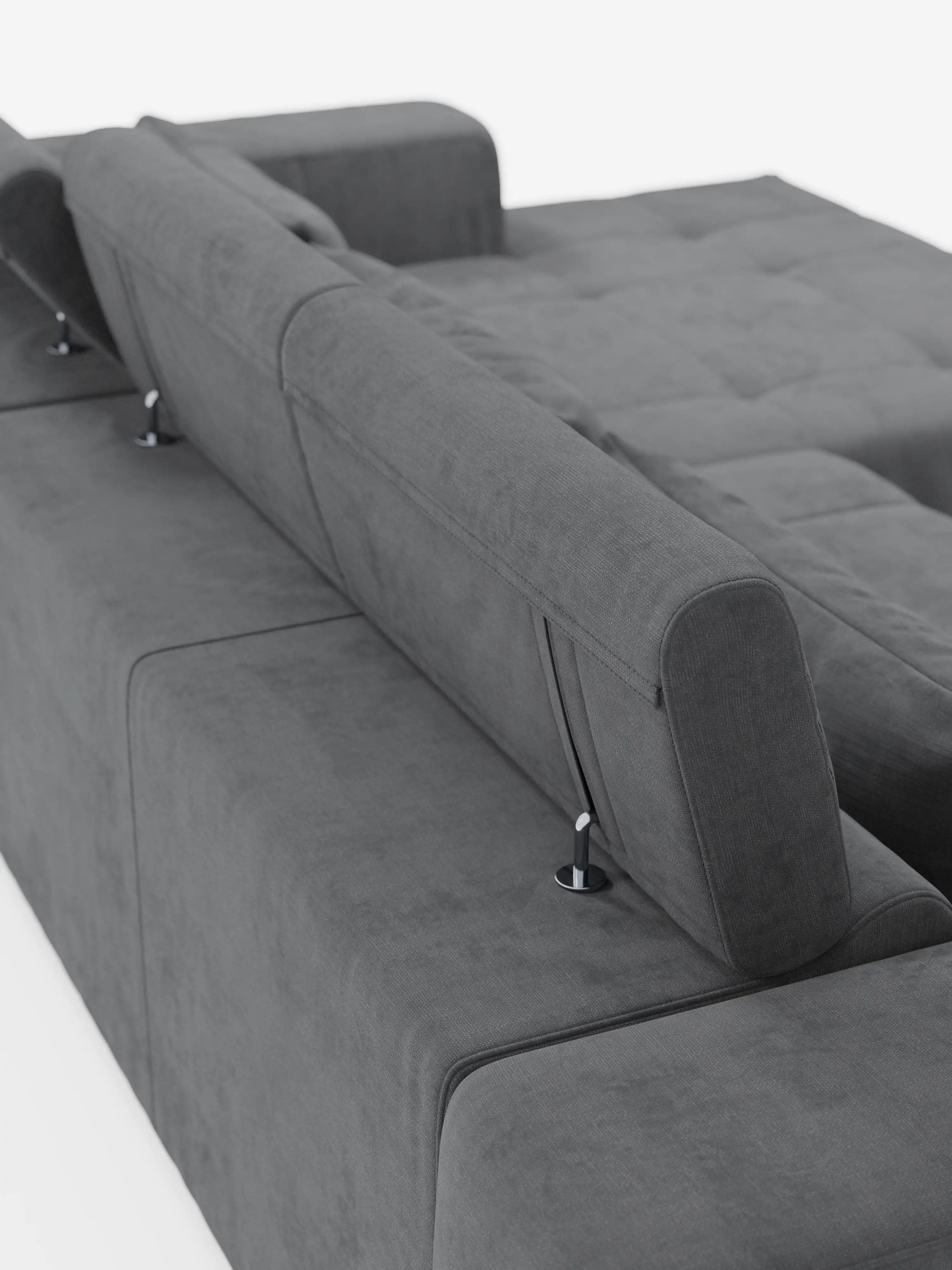 Un primo piano del divano angolare Monarch con penisola e funzione Relax Elettrico per l’allungamento delle sedute, proposto da Divani.Store, ne mette in risalto il moderno design grigio con poggiatesta reclinabili e il morbido rivestimento in tessuto T31 resistente alle macchie. Questo divano componibile presenta imbottitura capitonné ed è esposto su uno sfondo bianco a tinta unita.