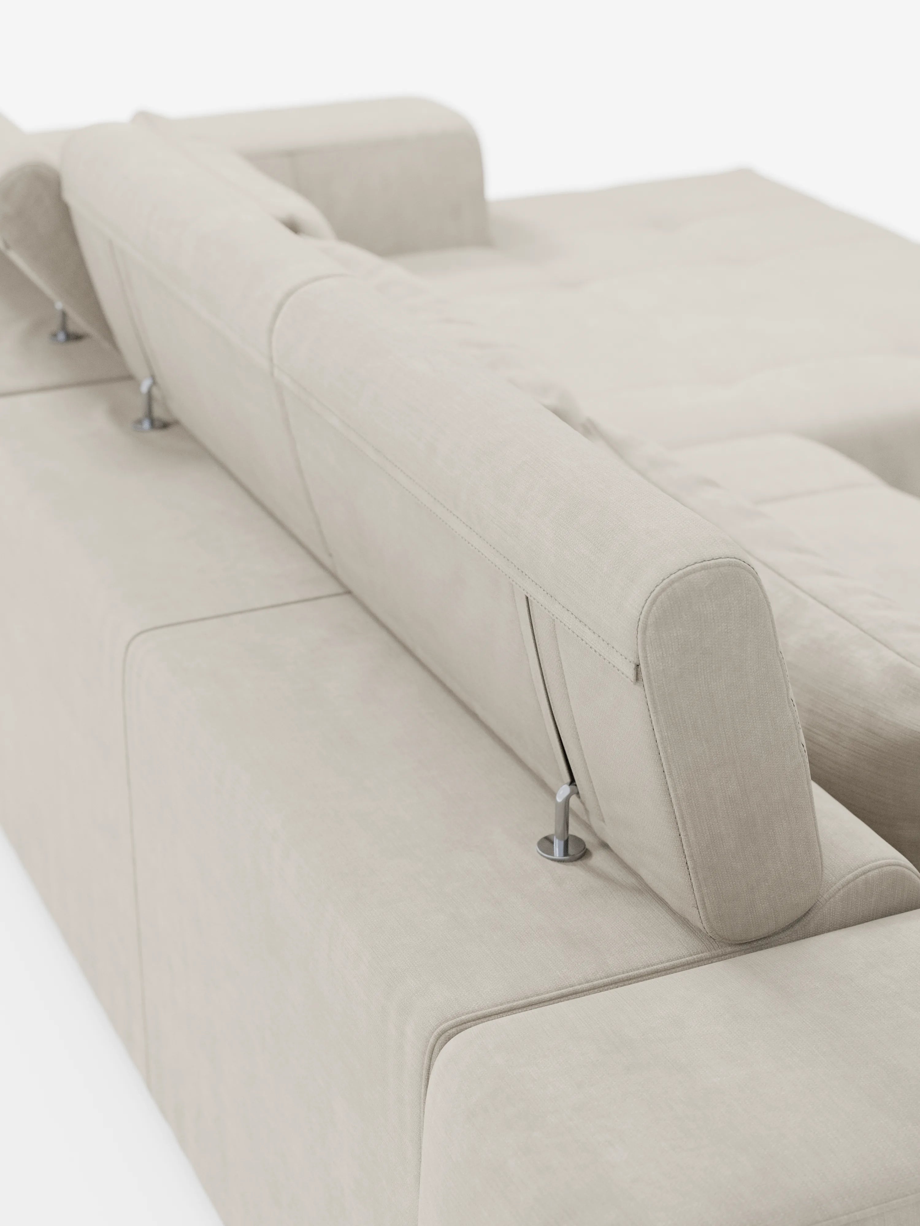 Un primo piano del divano angolare Monarch con penisola e sistema Relax elettrico per l'allungamento delle sedute di Divani.Store, caratterizzato da poggiatesta reclinabili regolabili, eleganti meccanismi in metallo e un rivestimento in morbido tessuto T31 resistente alle macchie. Fotografato di retro su uno sfondo bianco, l’immagine mette in risalto il design moderno e la funzionalità di questo divano componibile.