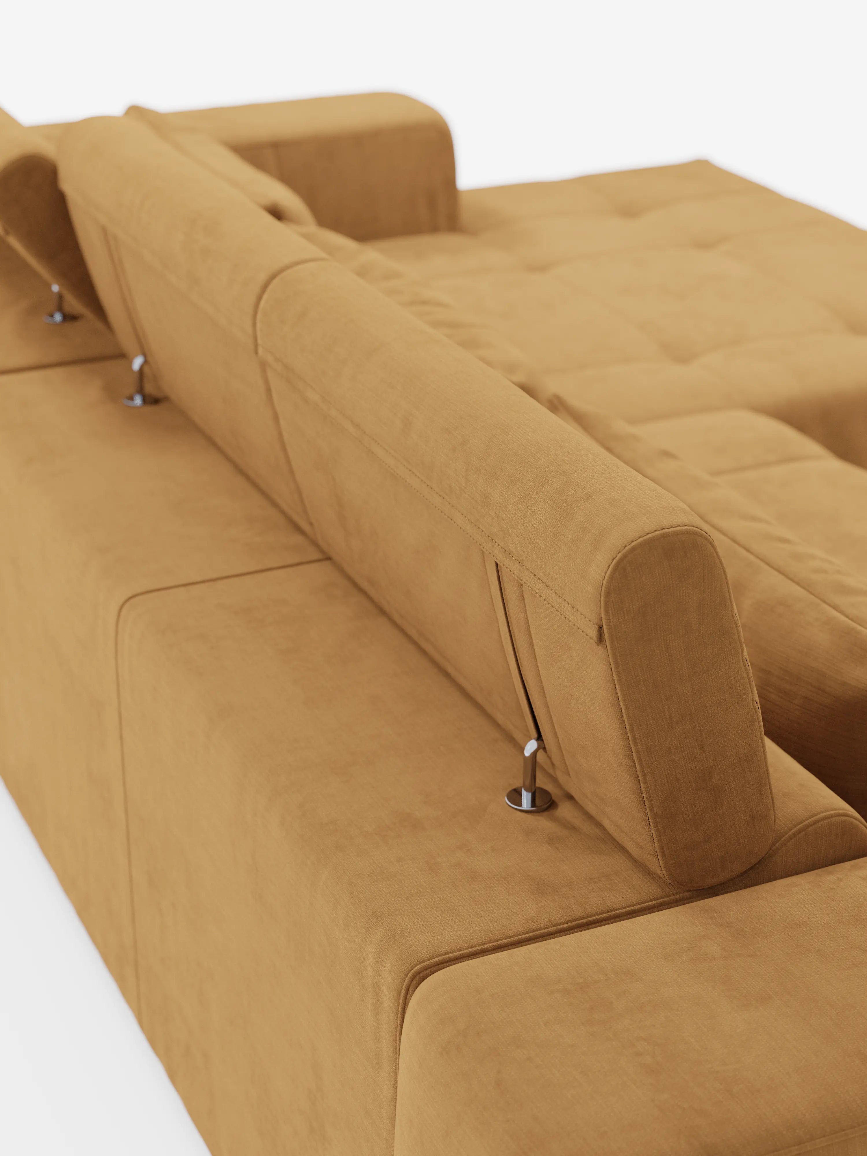 Un primo piano del divano angolare Monarch con penisola e funzione Relax Elettrico per l’allungamento delle sedute, proposto da Divani.Store in una moderna tonalità giallo senape. Questo divano componibile contemporaneo è dotato di poggiatesta reclinabili, regolabili tramite meccanismo elettrico, ed è rivestito in morbido tessuto T31 resistente alle macchie. Scattata da dietro, l’immagine mette in risalto la struttura slanciata e il design minimalista del divano su uno sfondo bianco a tinta unita.