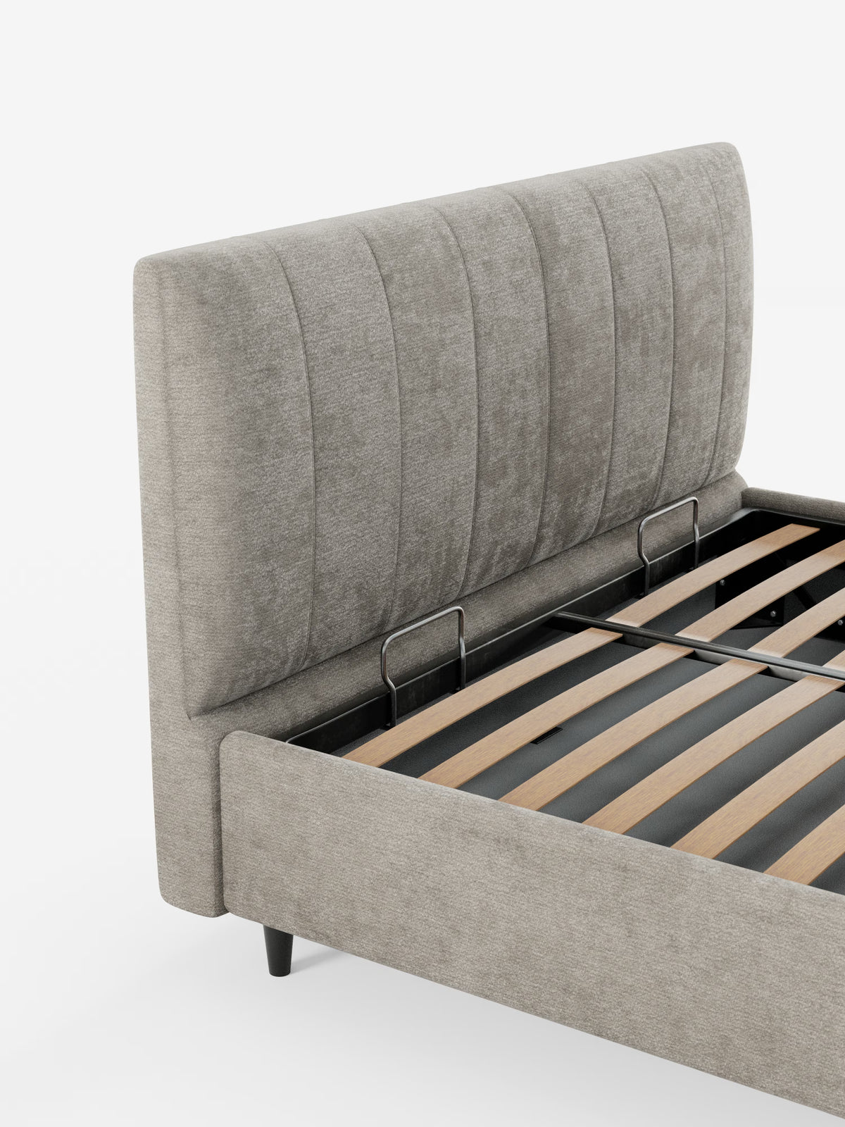 Il letto imbottito ONYX con vano contenitore di Letti.store presenta una testiera alta con cuciture verticali, rivestita in tessuto grigio chiaro certificato Oeko-Tex®. Il letto include pannelli laterali imbottiti in tinta e gambe corte nere. Sono visibili le doghe in legno e i supporti in metallo nero; il materasso non è presente. Lo sfondo è bianco a tinta unita.