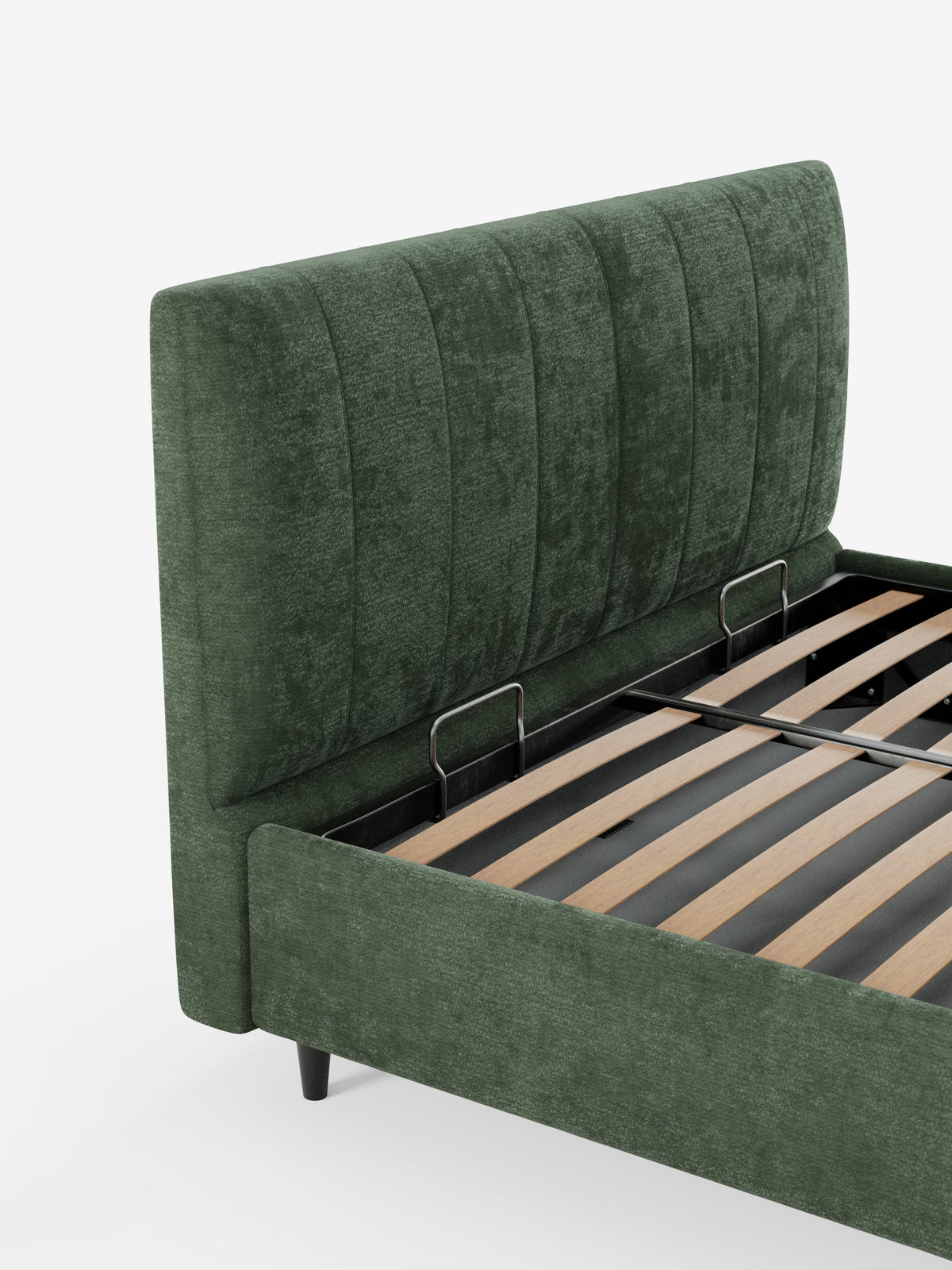 Vi presentiamo ONYX, il letto imbottito con contenitore e testiera verticale in tessuto certificato Oeko-Tex® di Letti.store: un vero e proprio letto moderno. Questa struttura letto, elegante e minimalista, presenta una testiera alta e rivestita in verde con pannelli verticali, sponde laterali abbinate, una robusta struttura in metallo nero e doghe in legno. Il design innovativo si distingue su uno sfondo bianco brillante. Nota bene: nell’immagine non sono inclusi né il materasso né la biancheria da letto.