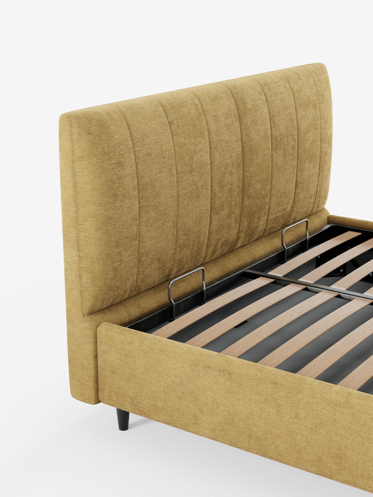 Vi presentiamo il letto imbottito con contenitore ONYX di Letti.store: una struttura letto moderna caratterizzata da un’alta testiera verticale color senape, rivestita in tessuto certificato Oeko-Tex® con eleganti cuciture verticali. Le sponde laterali e la pediera abbinate completano il design della testiera, mentre le robuste doghe in legno e una trave di sostegno in metallo garantiscono un supporto affidabile. Il letto moderno poggia su corte gambe nere che ne completano l’elegante design.