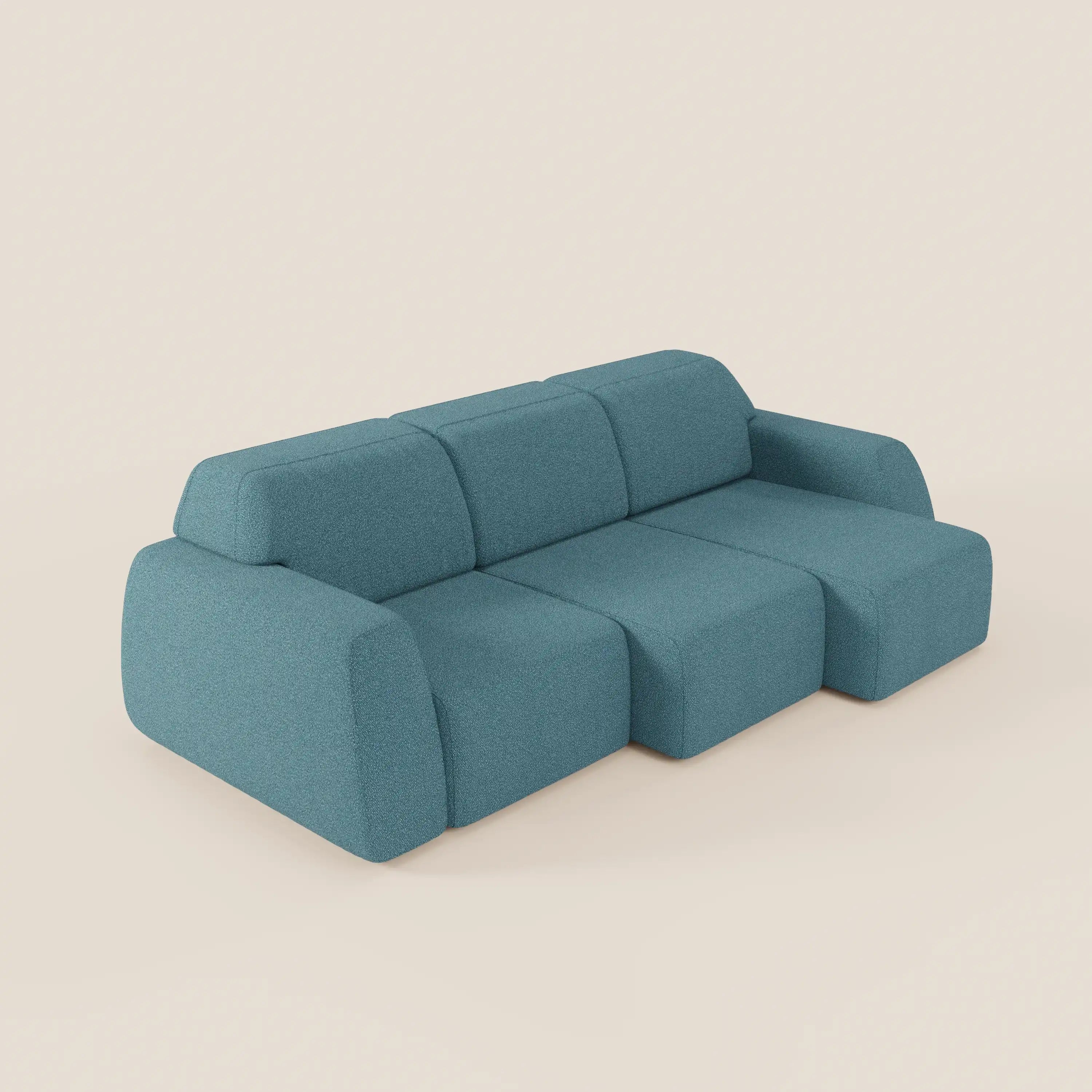 Il divano Orbit di Divani.Store è caratterizzato da 3 ampie sedute scorrevoli e allungabili in tessuto T33 antimacchia color verde acqua. Il suo design minimalista comprende spessi braccioli arrotondati, un aspetto geometrico imbottito e l'assenza di gambe visibili.