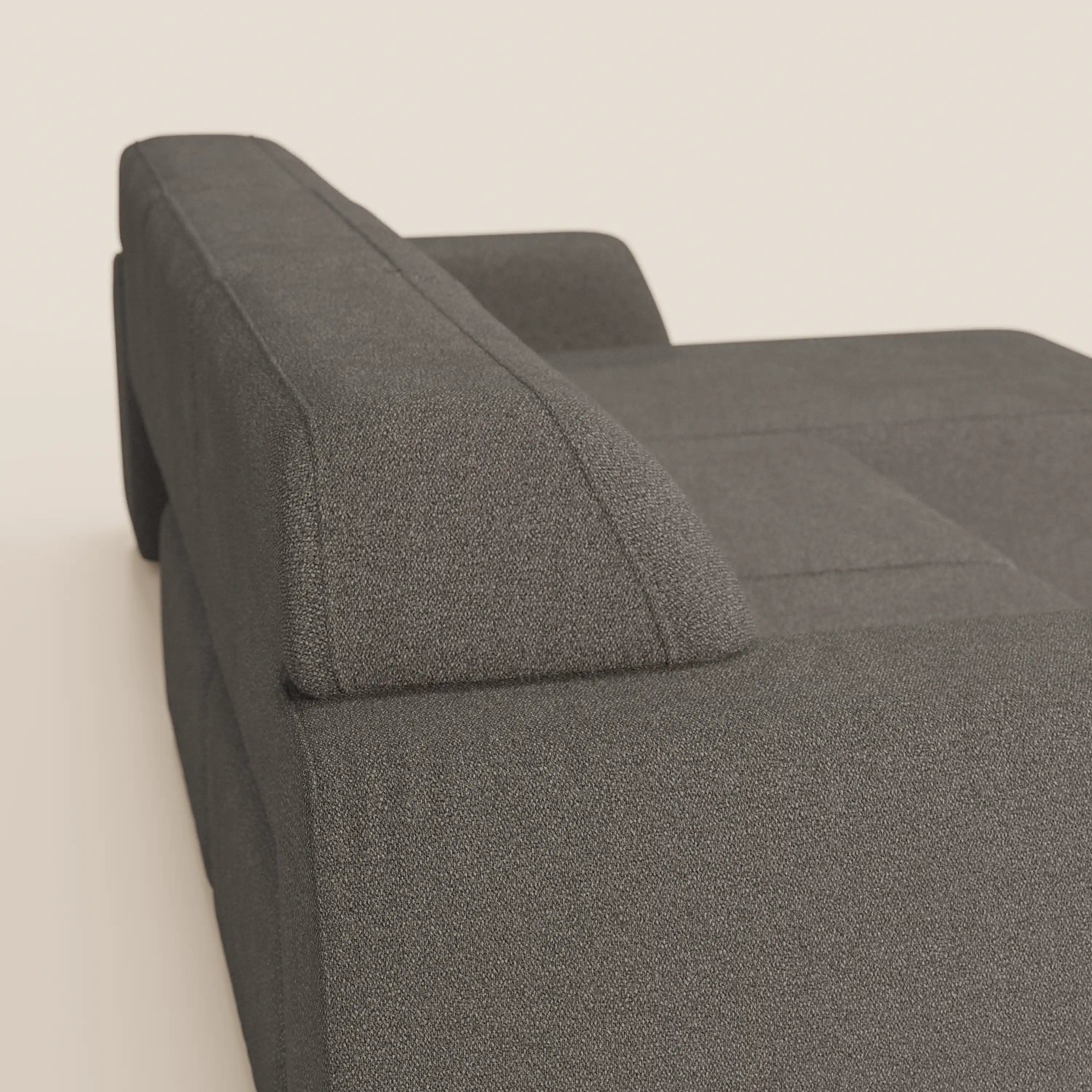 Primo piano di Orbit Divano angolare con penisola reversibile e tutte le sedute allungabili in tessuto smacchiabile effetto cotone T33 di Divani.Store, con tessuto grigio scuro e braccioli squadrati, visto dall'angolo posteriore su sfondo beige.
