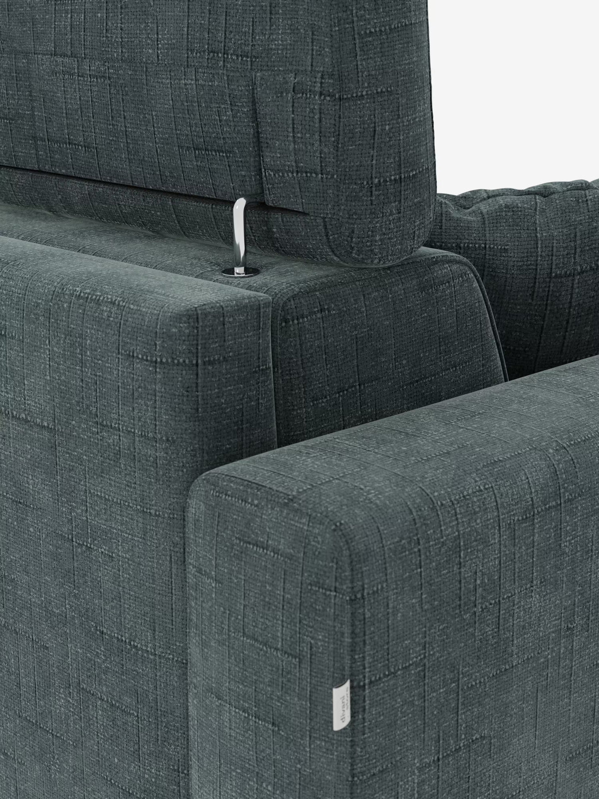 Un primo piano del divano letto matrimoniale Pegaso di Divani.Store ne mette in risalto il tessuto jacquard scuro T22 di facile pulizia, con poggiatesta regolabili sostenuti da un’elegante asta metallica, un bracciolo squadrato impreziosito da una piccola etichetta in tessuto bianco e una delicata trama a quadretti. Le linee sofisticate di questo divano letto contemporaneo risaltano su uno sfondo bianco a tinta unita.