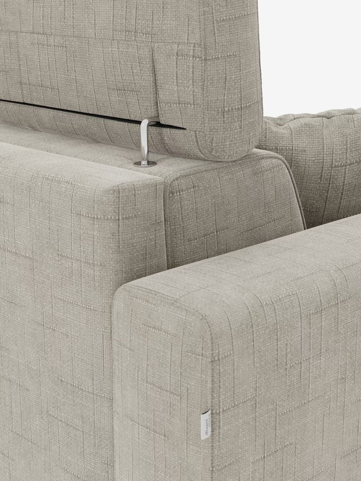 Primo piano del divano letto matrimoniale Pegaso di Divani.Store, rivestito in tessuto jacquard T22 smacchiabile, grigio chiaro e dalla trama rigata. L’immagine mette in risalto il poggiatesta reclinabile e regolabile, collegato da un’asta metallica a vista. Il rivestimento presenta un delicato motivo a griglia che esalta il look contemporaneo del divano trasformabile. Una piccola etichetta bianca è applicata sul bracciolo su uno sfondo bianco pulito.
