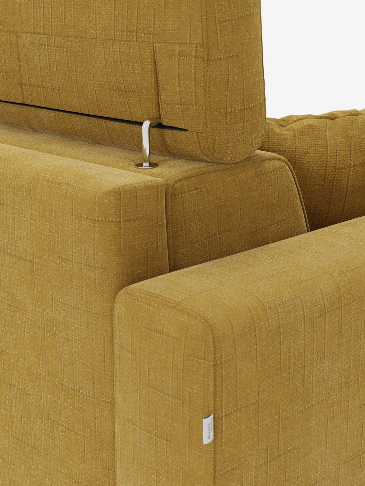 Un primo piano del divano letto matrimoniale Pegaso di Divani.Store in giallo senape, rivestito in tessuto jacquard antimacchia T22. L'immagine mette in risalto un poggiatesta reclinabile fissato con un'elegante asta metallica, mentre sul bracciolo è visibile una piccola etichetta in tessuto. Lo sfondo è bianco a tinta unita.