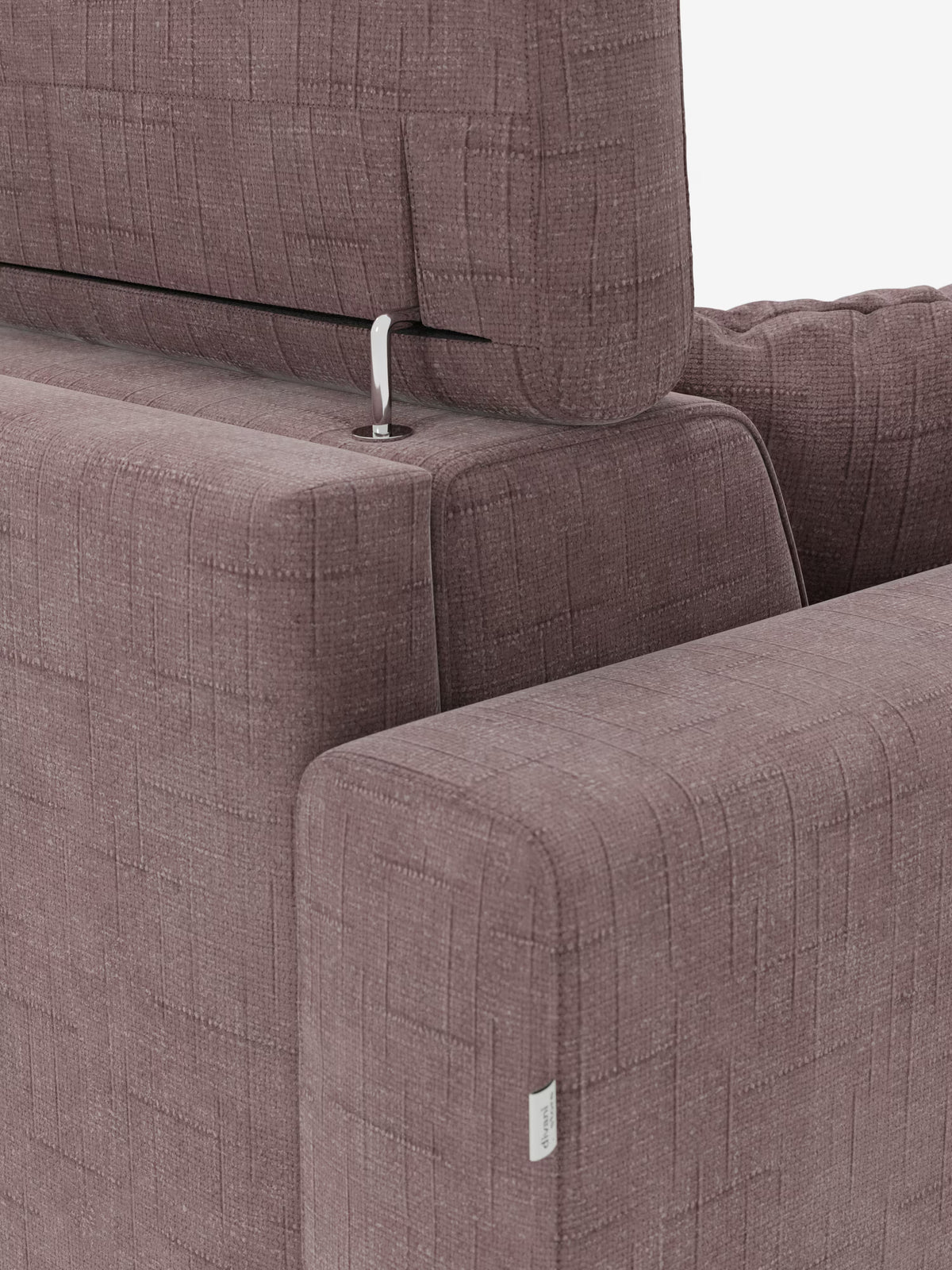Primo piano del divano letto matrimoniale Pegaso di Divani.Store, rivestito in tessuto jacquard T22 color malva, resistente alle macchie, con un motivo a trama a griglia. L’immagine mette in risalto il poggiatesta regolabile sostenuto da un’elegante asta metallica. Sia il bracciolo che lo schienale sono generosamente imbottiti e sul lato è applicata una piccola etichetta in tessuto bianco.