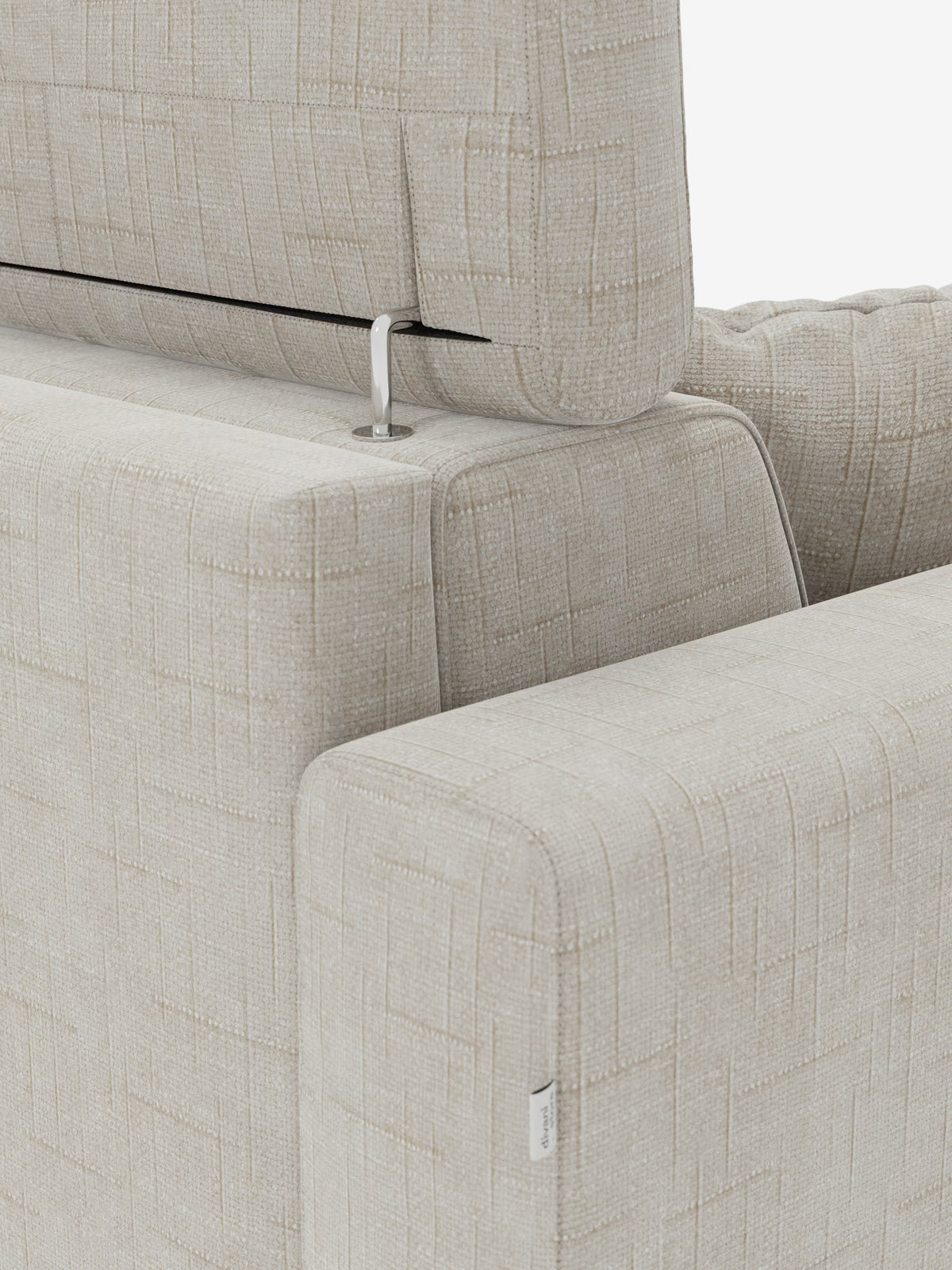 Un primo piano del divano letto matrimoniale Pegaso con poggiatesta reclinabili in tessuto jacquard smacchiabile T22 di Divani.Store ne mette in risalto il tessuto jacquard beige e testurizzato. L’immagine evidenzia l’elegante meccanismo di supporto in metallo dei poggiatesta regolabili e un bracciolo squadrato, che rispecchiano il design moderno. Sul lato del bracciolo è visibile una piccola etichetta bianca con il marchio “Divani.Store”, che risalta su uno sfondo pulito e chiaro.