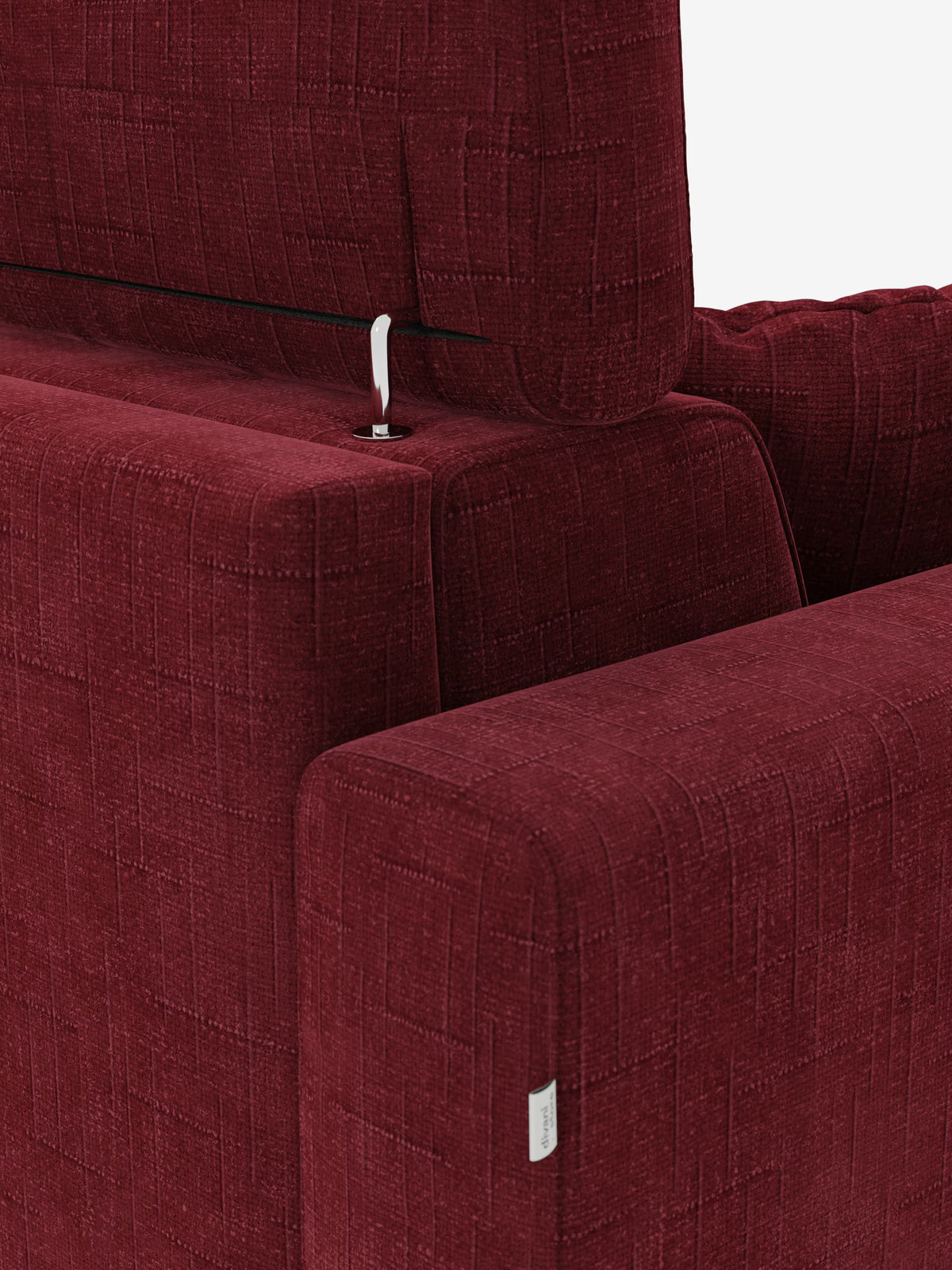 Primo piano del divano letto matrimoniale Pegaso di Divani.Store, rivestito in tessuto jacquard T22 color bordeaux, resistente alle macchie e caratterizzato da un motivo geometrico in rilievo. L'immagine mostra un elemento di collegamento in metallo visibile tra la seduta e lo schienale, oltre a una piccola etichetta in tessuto sul bracciolo. Lo sfondo è bianco a tinta unita.