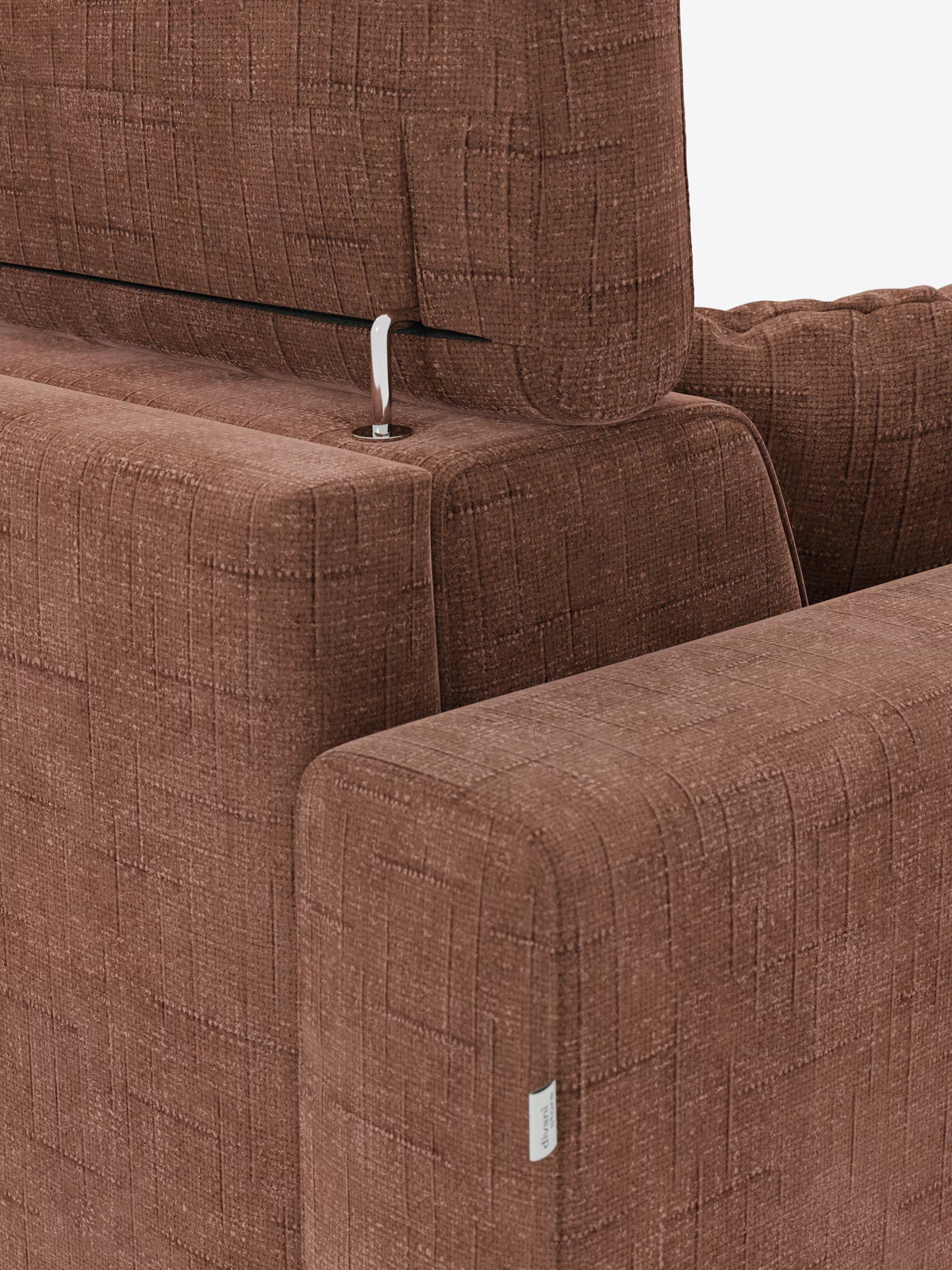 Primo piano del divano letto matrimoniale Pegaso di Divani.Store, rivestito in tessuto jacquard T22 marrone testurizzato e antimacchia. Tra il poggiatesta reclinabile e la seduta è visibile una barra di collegamento in metallo, mentre il delicato motivo a quadrati del rivestimento ne esalta il design moderno. Sul bracciolo è applicata una piccola etichetta bianca, che risalta sullo sfondo bianco a tinta unita.