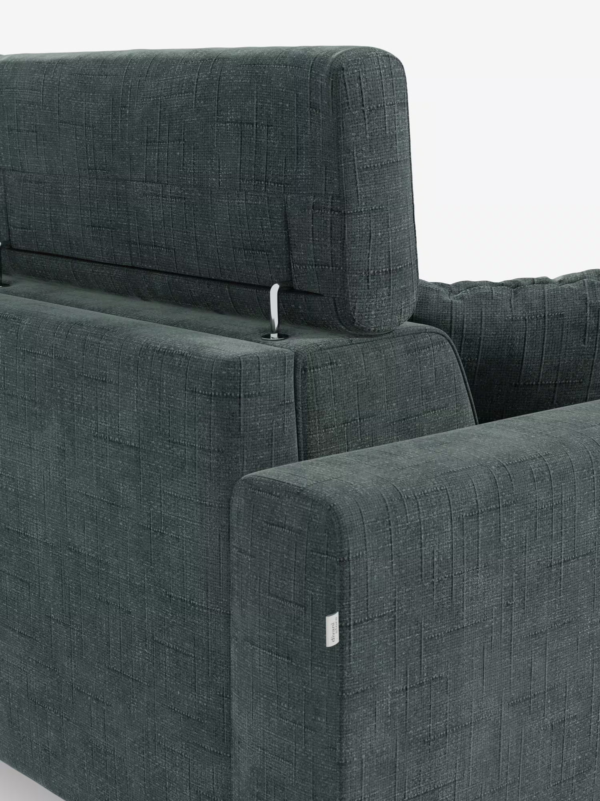Una vista laterale ravvicinata del divano letto angolare Pegaso con poggiatesta reclinabili e penisola contenitore in tessuto jacquard smacchiabile T22 di Divani.Store mette in risalto il tessuto jacquard verde scuro dalla trama ruvida. L’immagine mette in risalto i dettagli dello schienale rettangolare — caratterizzato da cuciture a vista e da un supporto metallico regolabile per il poggiatesta reclinabile — sottolineandone il moderno design da chaise longue. Lo sfondo è bianco a tinta unita.