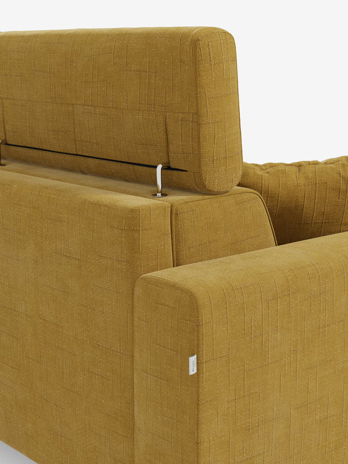 Primo piano del divano letto angolare Pegaso di Divani.Store in giallo senape, realizzato in tessuto jacquard di facile pulizia (T22). L’attenzione è rivolta al design moderno e rettangolare del divano, che mette in risalto il rivestimento testurizzato, le cuciture a vista e un poggiatesta regolabile parzialmente rialzato, sostenuto da eleganti elementi metallici. Dettagli curati, come una piccola etichetta bianca applicata al bracciolo, ne sottolineano il fascino contemporaneo. Questo modello è inoltre