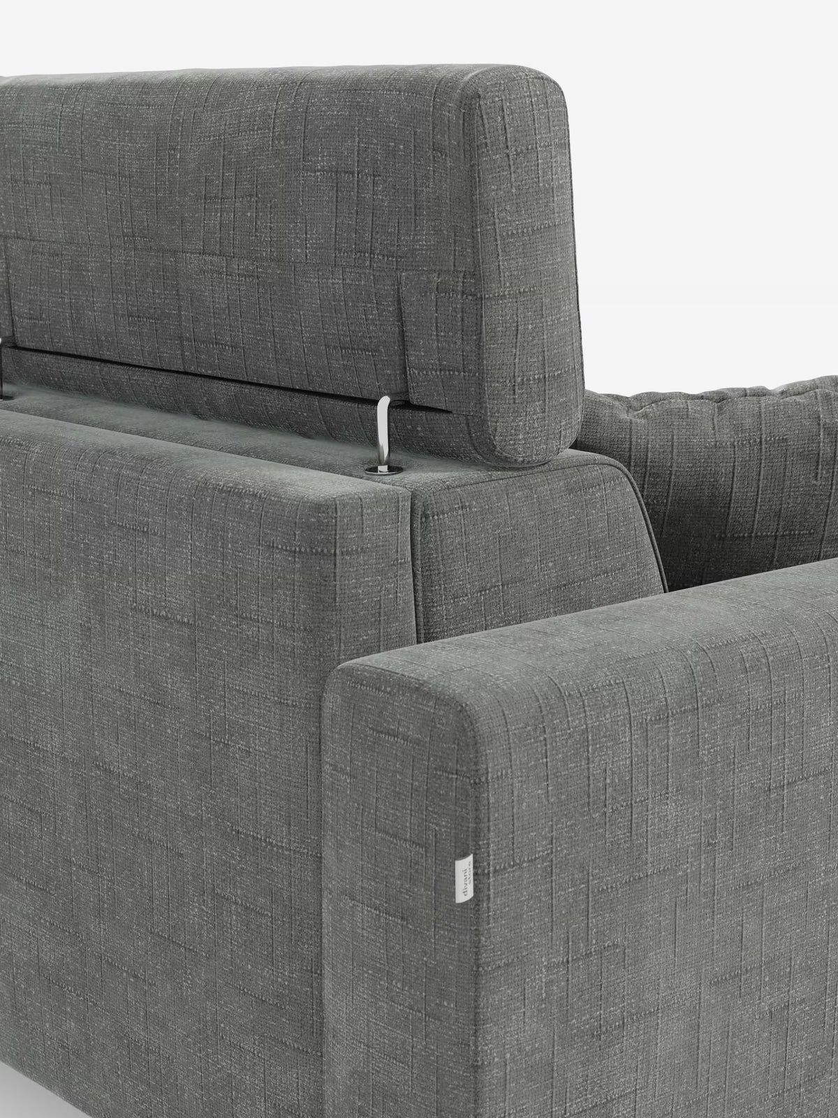 Un primo piano del divano letto angolare Pegaso con poggiatesta reclinabili e penisola contenitore in tessuto jacquard antimacchia T22 di Divani.Store. L'immagine mette in risalto lo schienale di questo moderno divano componibile, caratterizzato da un supporto in metallo lucido che collega i poggiatesta regolabili e da sottili cuciture decorative sul rivestimento in jacquard antimacchia. Questo design elegante e funzionale è perfetto per gli spazi abitativi contemporanei. Lo sfondo è bianco a tinta unita.