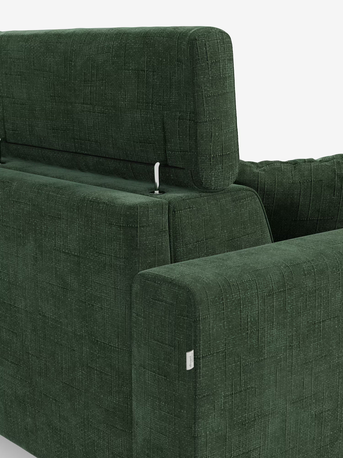 Un primo piano del divano letto angolare Pegaso di Divani.Store ne mette in risalto il rivestimento in tessuto jacquard T22 di colore verde intenso, resistente alle macchie, e le linee pulite, moderne e squadrate. Il poggiatesta regolabile presenta una cerniera metallica a vista, mentre sul bracciolo è apposta una piccola etichetta bianca. Lo sfondo del divano è bianco a tinta unita.