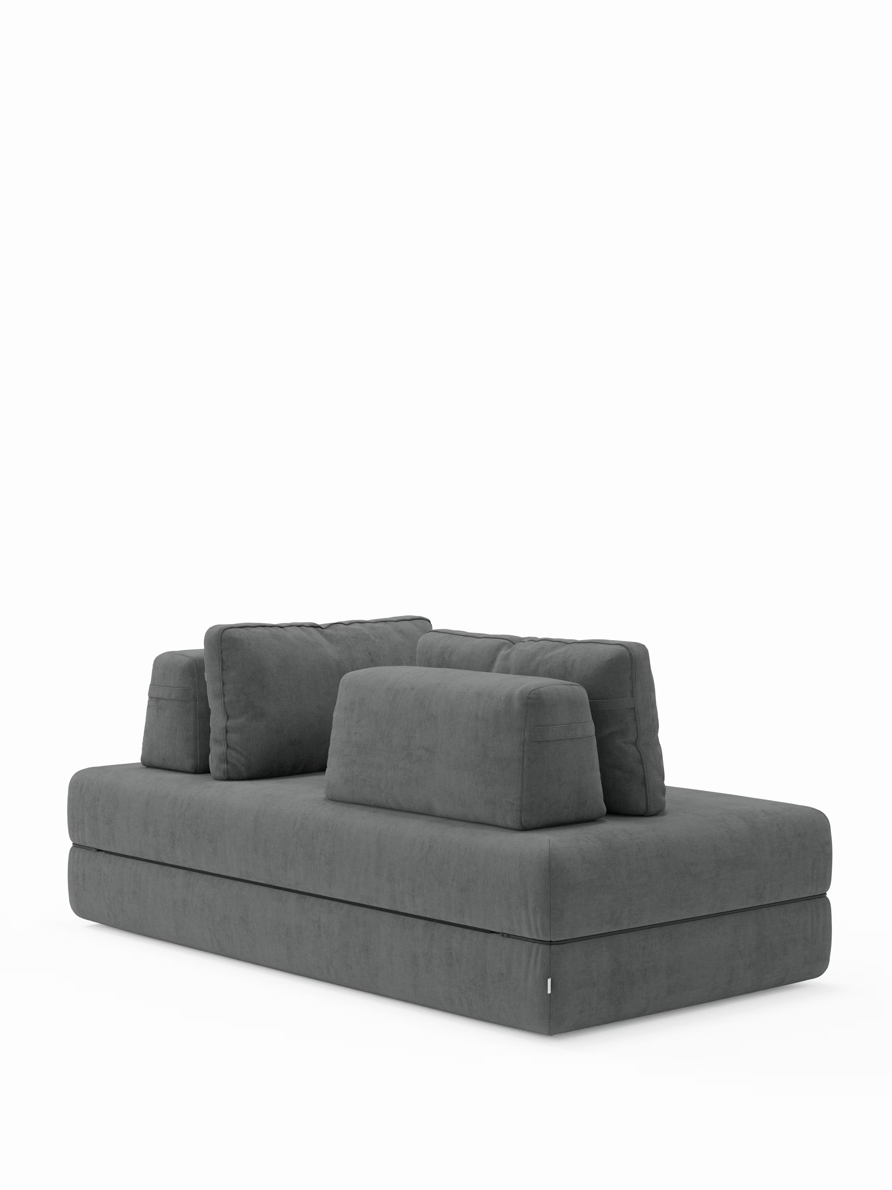 Un divano letto matrimoniale Rift contemporaneo, di colore grigio scuro, firmato Divani.Store, caratterizzato da cuscini spessi e morbidi, con una silhouette bassa e squadrata e senza gambe a vista. Ispirato al comfort dei materassi in memory foam, questo moderno divano letto a 2 o 3 posti è dotato di cuscini dello schienale e laterali rimovibili per una maggiore versatilità di seduta. È dotato di un materasso in memory foam T31 alto 22 cm, il tutto su uno sfondo completamente bianco.