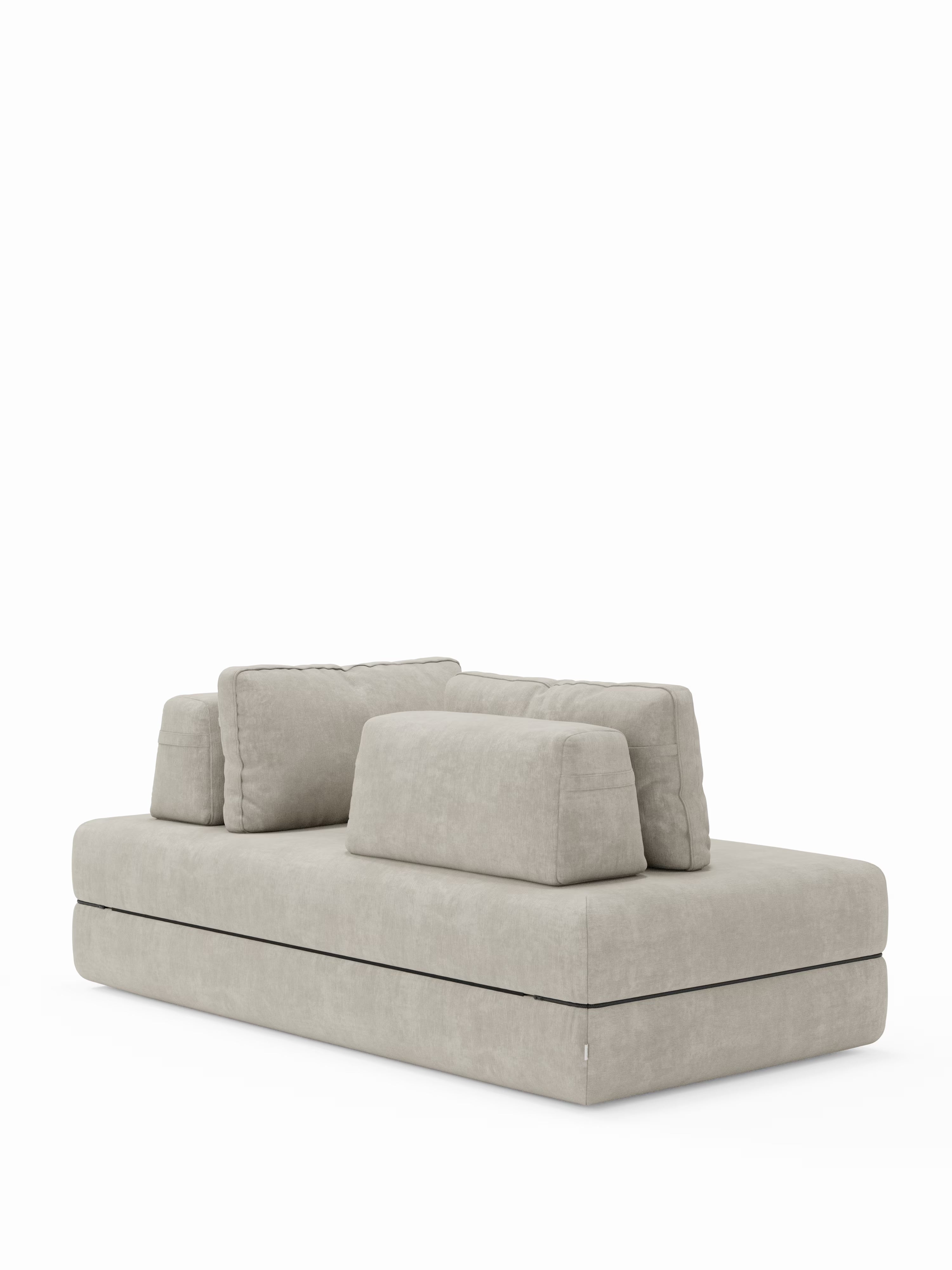 Un divano letto matrimoniale Rift moderno, color grigio chiaro, a 2 e 3 posti con schienali mobili, firmato Divani.Store, spicca su uno sfondo bianco. Questo divano letto contemporaneo presenta linee pulite, un rivestimento in morbido tessuto, un design dal profilo ribassato ed è dotato di schienali regolabili e di un materasso in memory foam alto 22 cm nella versione T31 per un comfort eccezionale.