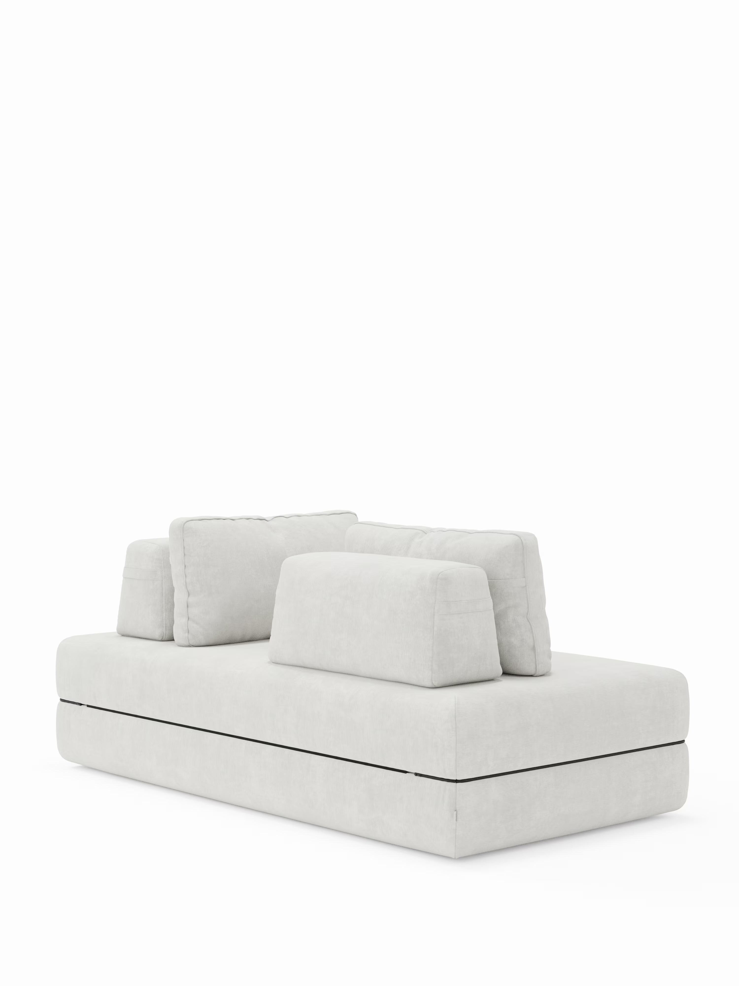 Un divano letto matrimoniale Rift dal design contemporaneo e minimalista di Divani.Store, in grigio chiaro, caratterizzato da linee pulite, una base rettangolare bassa e tre cuscini rettangolari rimovibili per lo schienale. Questo divano letto a 2 o 3 posti è dotato di un materasso in memory foam T31 alto 22 cm ed è presentato su uno sfondo bianco per esaltarne il design elegante e moderno.