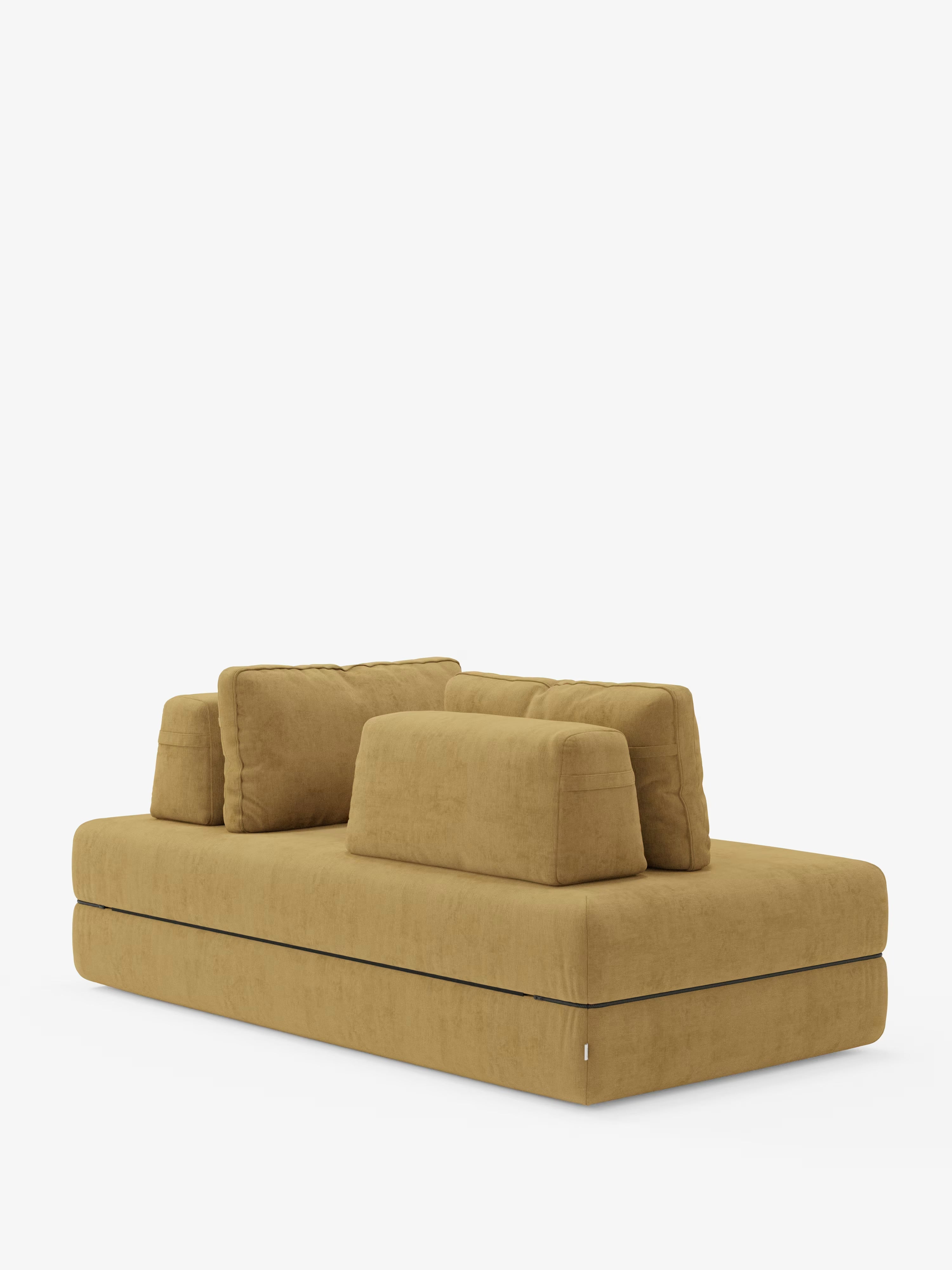 Un divano letto matrimoniale Rift in tonalità giallo senape di Divani.Store, caratterizzato da una silhouette rettangolare con morbidi cuscini squadrati e da un design senza braccioli né schienale, si staglia su uno sfondo bianco. Questo divano di design vanta linee pulite e un’estetica minimalista, esaltata da tre schienali mobili di diverse altezze. Rivestito in tessuto T31 facile da pulire, include un materasso in memory foam alto 24 cm per un comfort ancora maggiore.