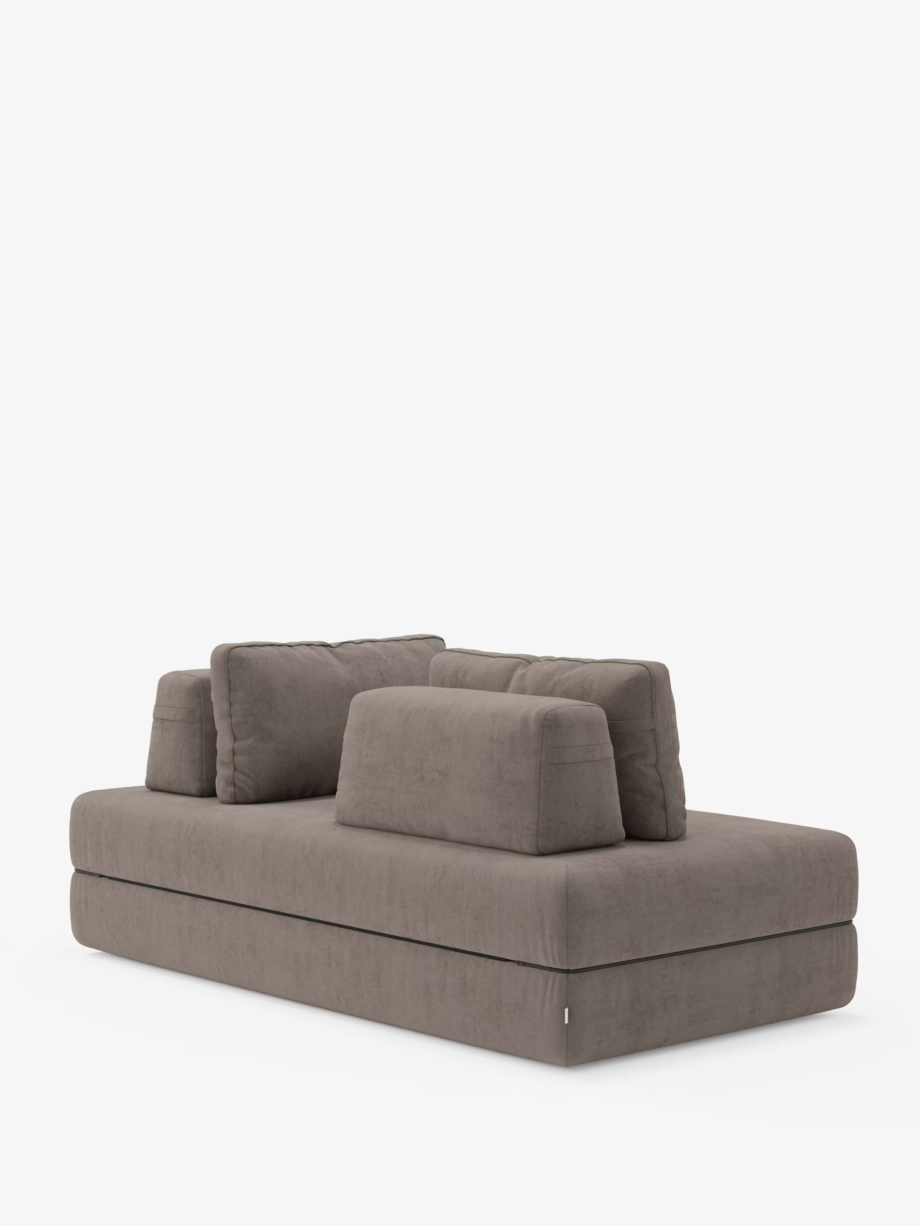 Un divano modulare moderno e dal profilo basso di Divani.Store — il divano letto matrimoniale Rift a 2 e 3 posti con schienali mobili — spicca su uno sfondo bianco. Rivestito in tessuto T31 resistente alle macchie, presenta un’ampia seduta piatta con spessi cuscini rettangolari mobili per lo schienale e un comodo materasso in memory foam alto 24 cm, che richiama il design minimalista del sistema living.