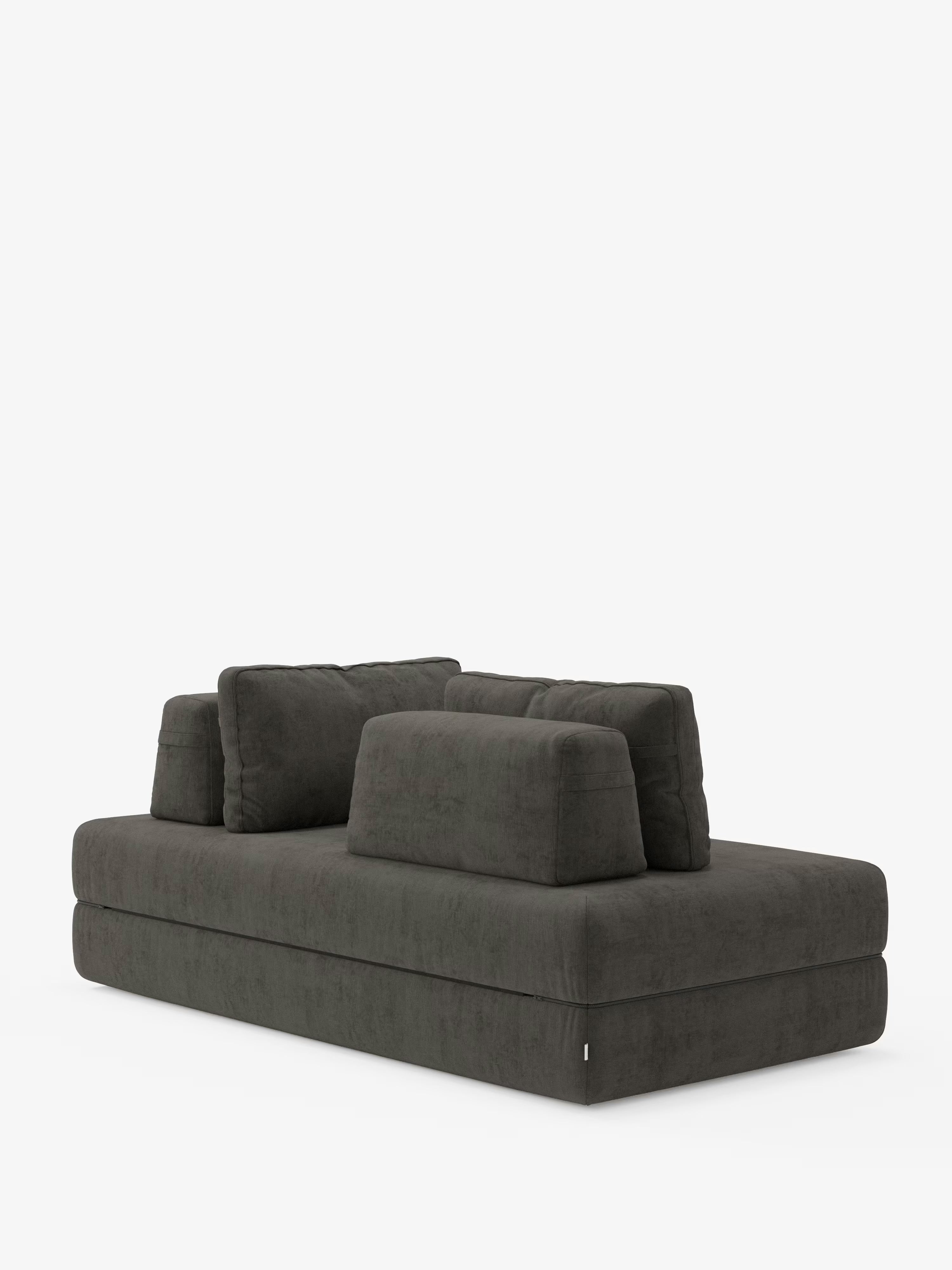 Un divano modulare contemporaneo grigio scuro: il divano letto matrimoniale Rift a 2 e 3 posti con schienali mobili di Divani.Store, caratterizzato da cuscini profondi e schienali mobili su uno sfondo bianco liscio. Caratterizzato da una silhouette squadrata e dal profilo ribassato, rivestito in tessuto T31 facile da pulire e dalla trama simile al velluto, questo divano di design offre uno stile minimalista e include un materasso in memory foam alto 24 cm per un comfort ancora maggiore.