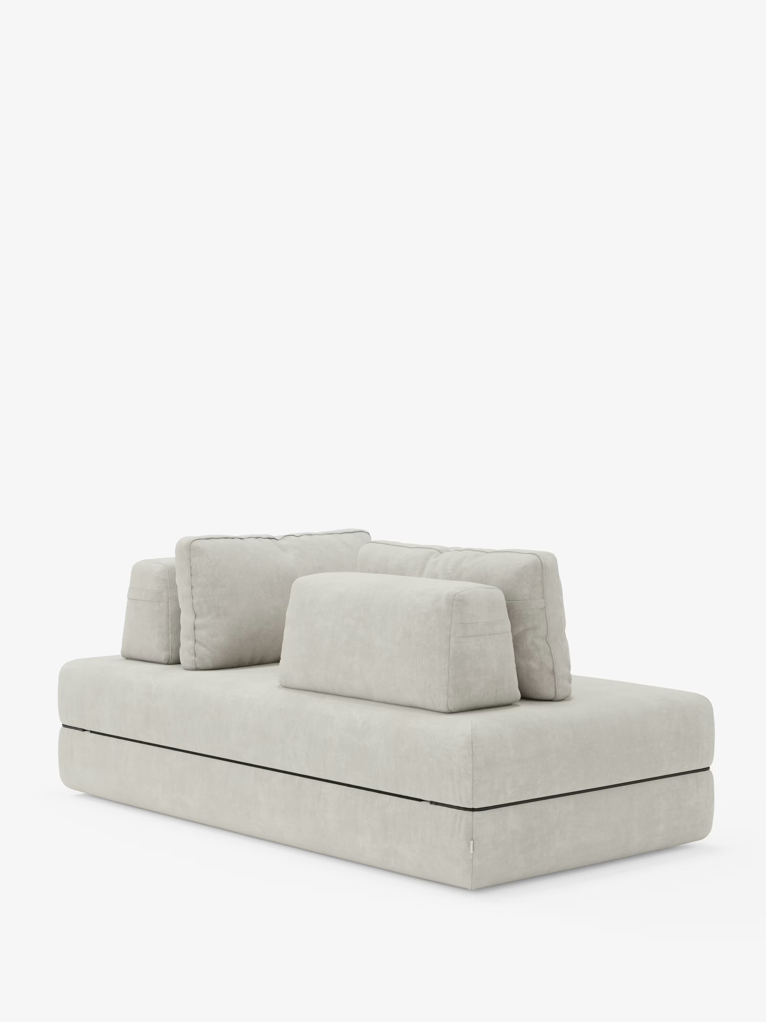 Un divano letto matrimoniale contemporaneo Rift, disponibile nelle versioni a 2 e 3 posti, di Divani.Store, rivestito in tessuto T31 antimacchia e dotato di schienali orientabili con tre morbidi cuscini rettangolari, spicca su uno sfondo bianco semplice. Questo divano letto di design presenta una silhouette minimalista dalle linee pulite, un materasso in memory foam alto 24 cm e l’assenza di gambe o decorazioni a vista.