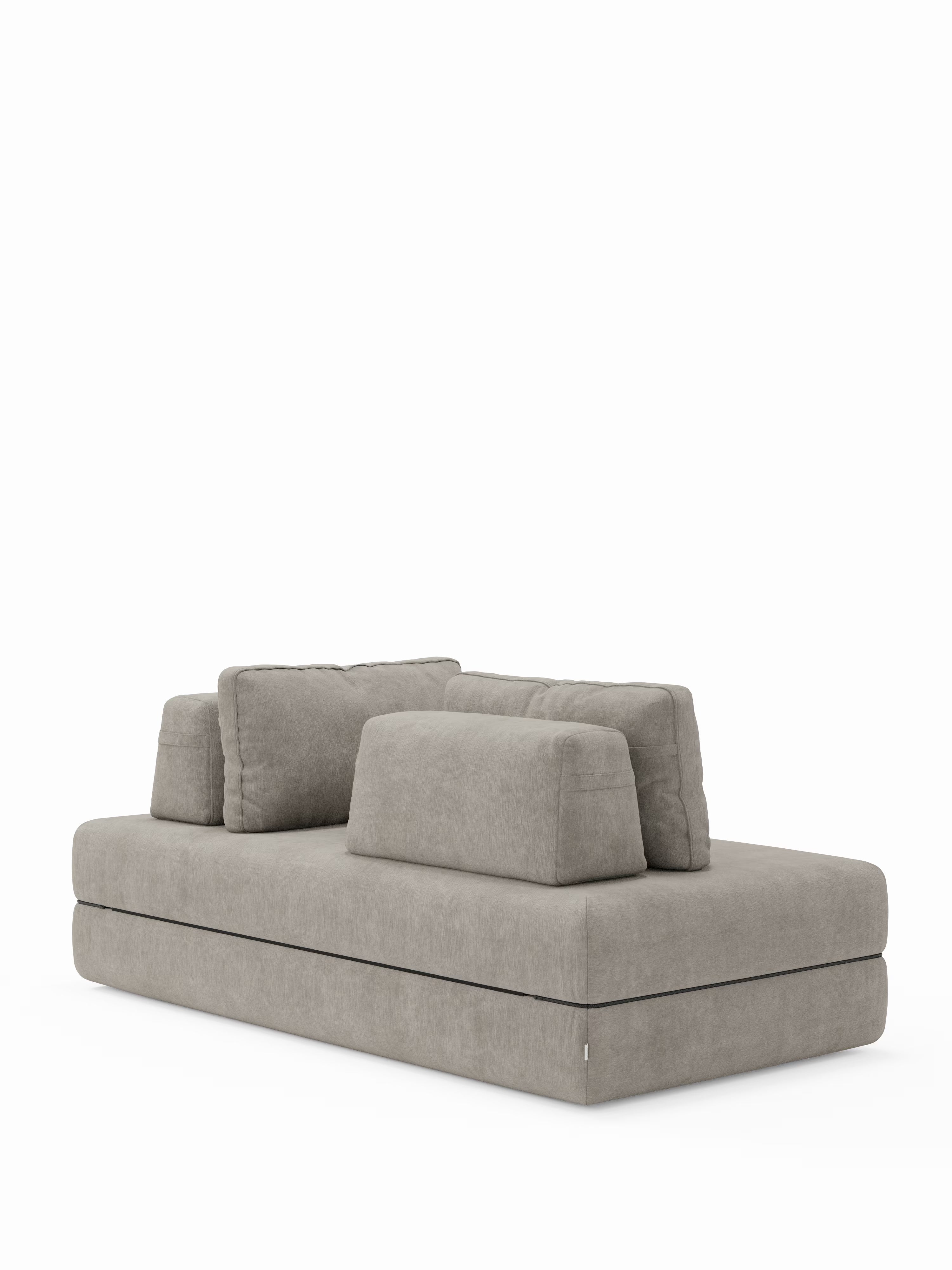 Un divano modulare contemporaneo, rivestito in grigio chiaro, di Divani.Store: il divano letto matrimoniale Rift da 2 e 3 posti presenta morbidi cuscini per lo schienale e la seduta con schienali regolabili. Questo modello dal design minimalista ha un'altezza ridotta da terra e linee pulite e rettangolari. Include un materasso in memory foam T31 alto 22 cm per un comfort ancora maggiore. Il prodotto è esposto su uno sfondo bianco a tinta unita.
