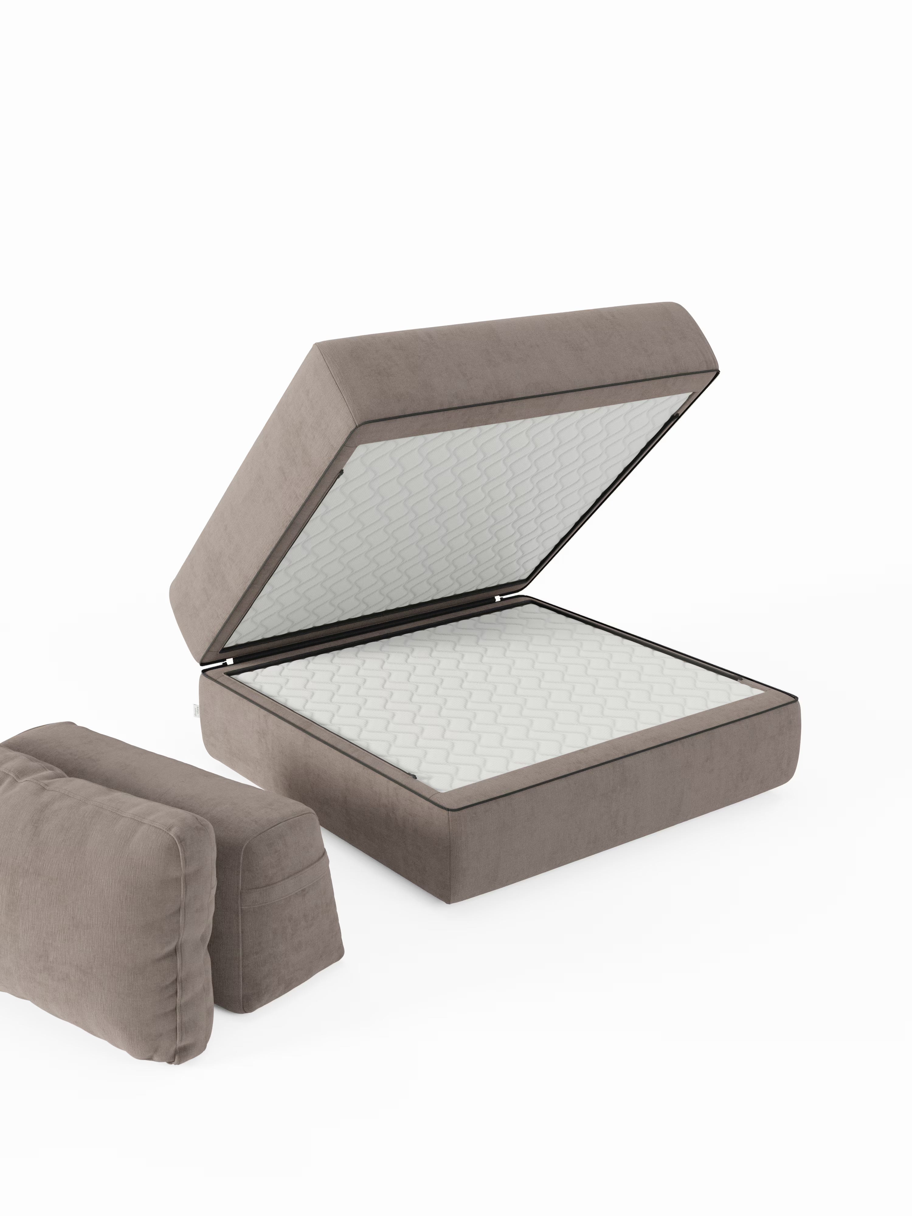 Viene mostrata una poltrona letto Rift color marrone chiaro con materasso alto 22 cm in memory foam di Divani.Store, con la piattaforma del materasso sollevata, che rivela un ampio vano contenitore interno: un design ingegnoso che ne sottolinea la versatilità e lo schienale mobile. I cuscini imbottiti abbinati per la testiera e la pediera, in tessuto T31 antimacchia, sono disposti a sinistra del letto, il tutto su uno sfondo bianco a tinta unita.