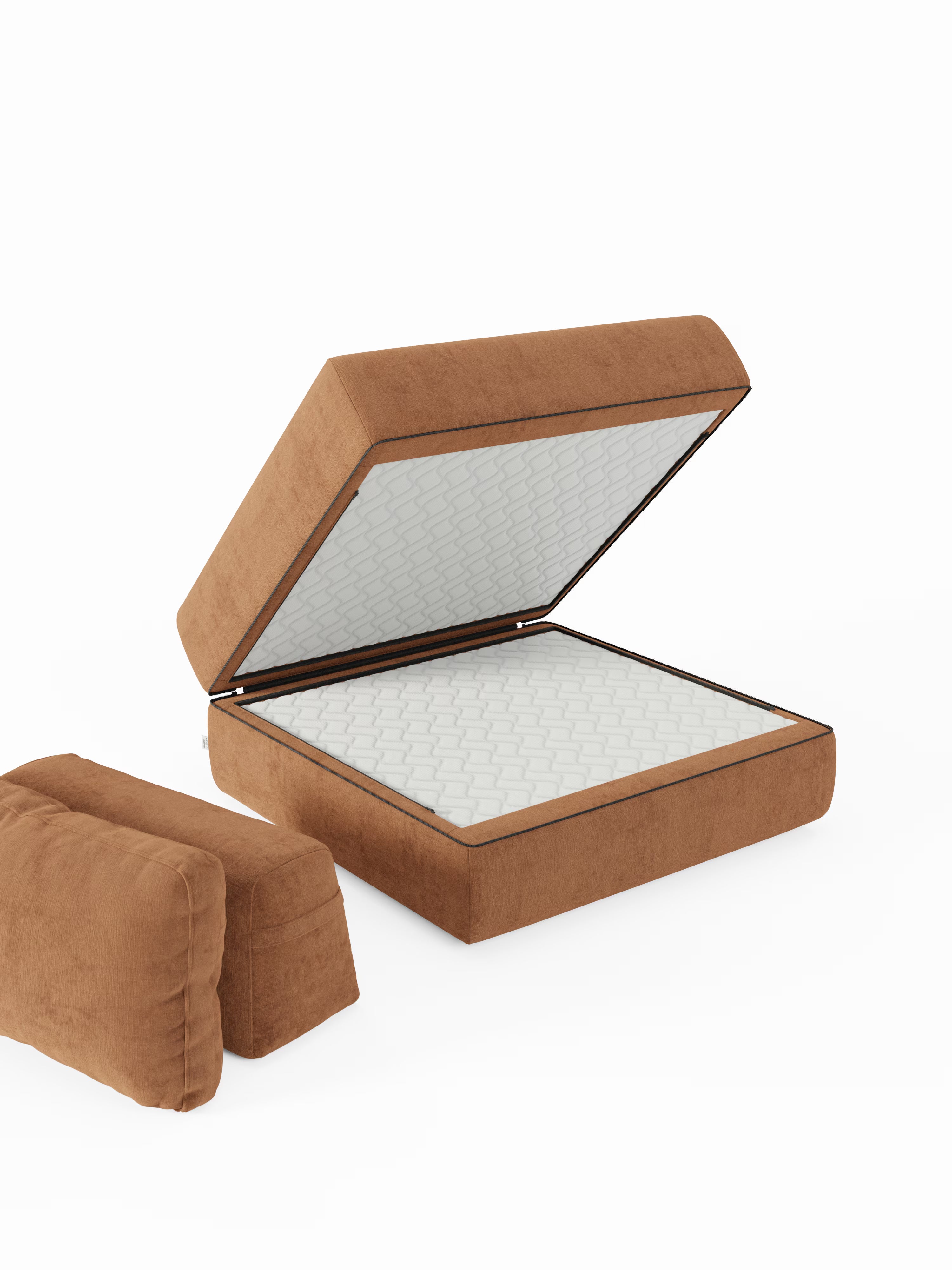 La poltrona letto Divani.Store Rift, con materasso alto 22 cm e memory foam, è rivestita in tessuto T31 marrone antimacchia e presenta uno schienale reclinabile. Il letto contenitore è raffigurato con la piattaforma del materasso sollevata per rivelare un ampio vano interno, accompagnato da un cuscino rettangolare marrone abbinato, a dimostrazione del suo design versatile e funzionale.